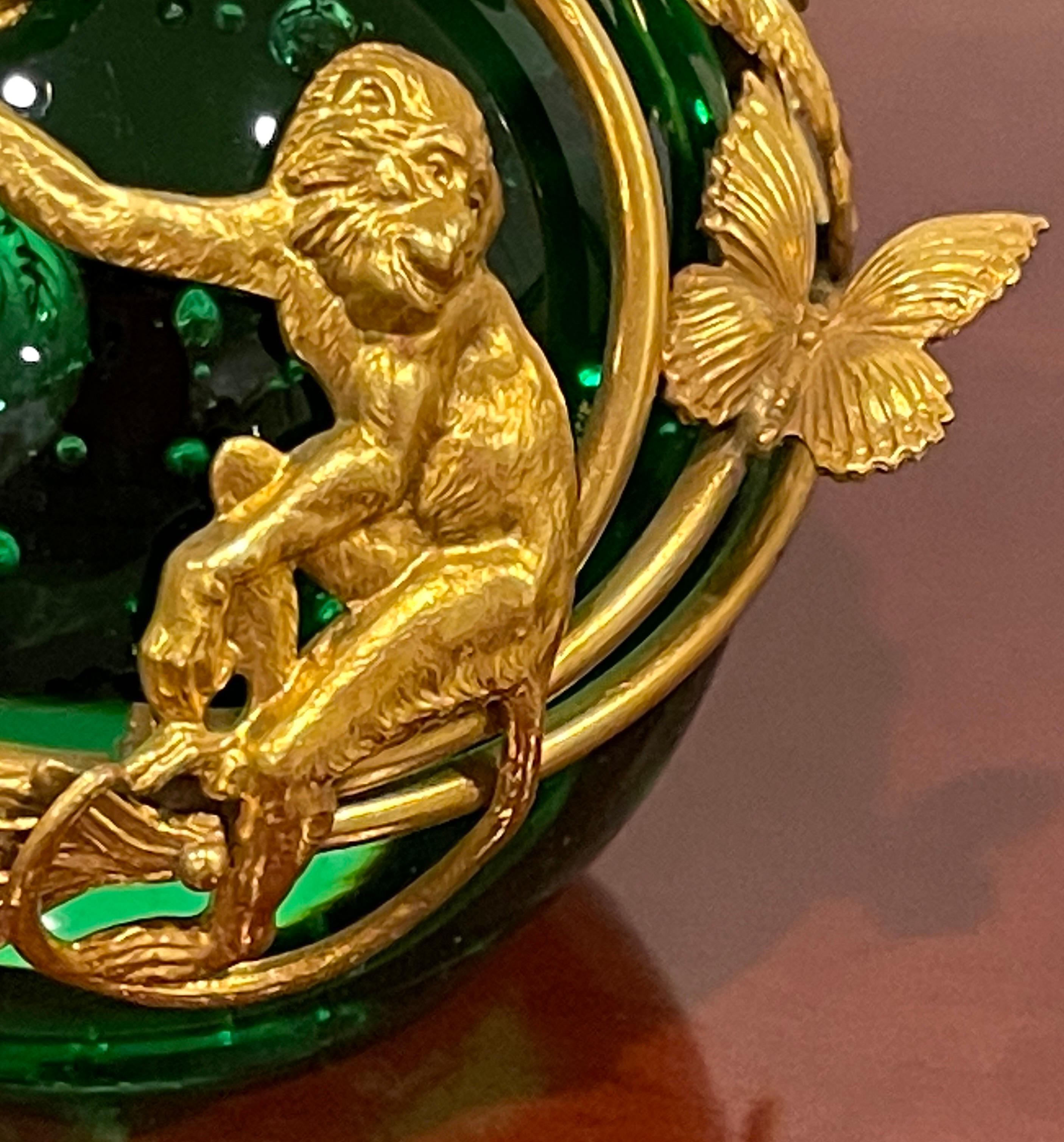 French Ormolu Monkey Motif Green Crystal Controlled Bubble Paperweight In Good Condition For Sale In West Palm Beach, FL