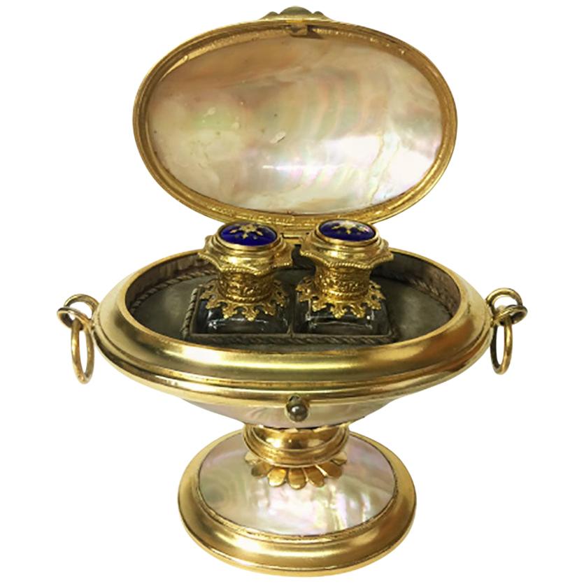 Bouteilles de parfum françaises en bronze doré et émail en forme d'œuf en nacre dans une boîte
