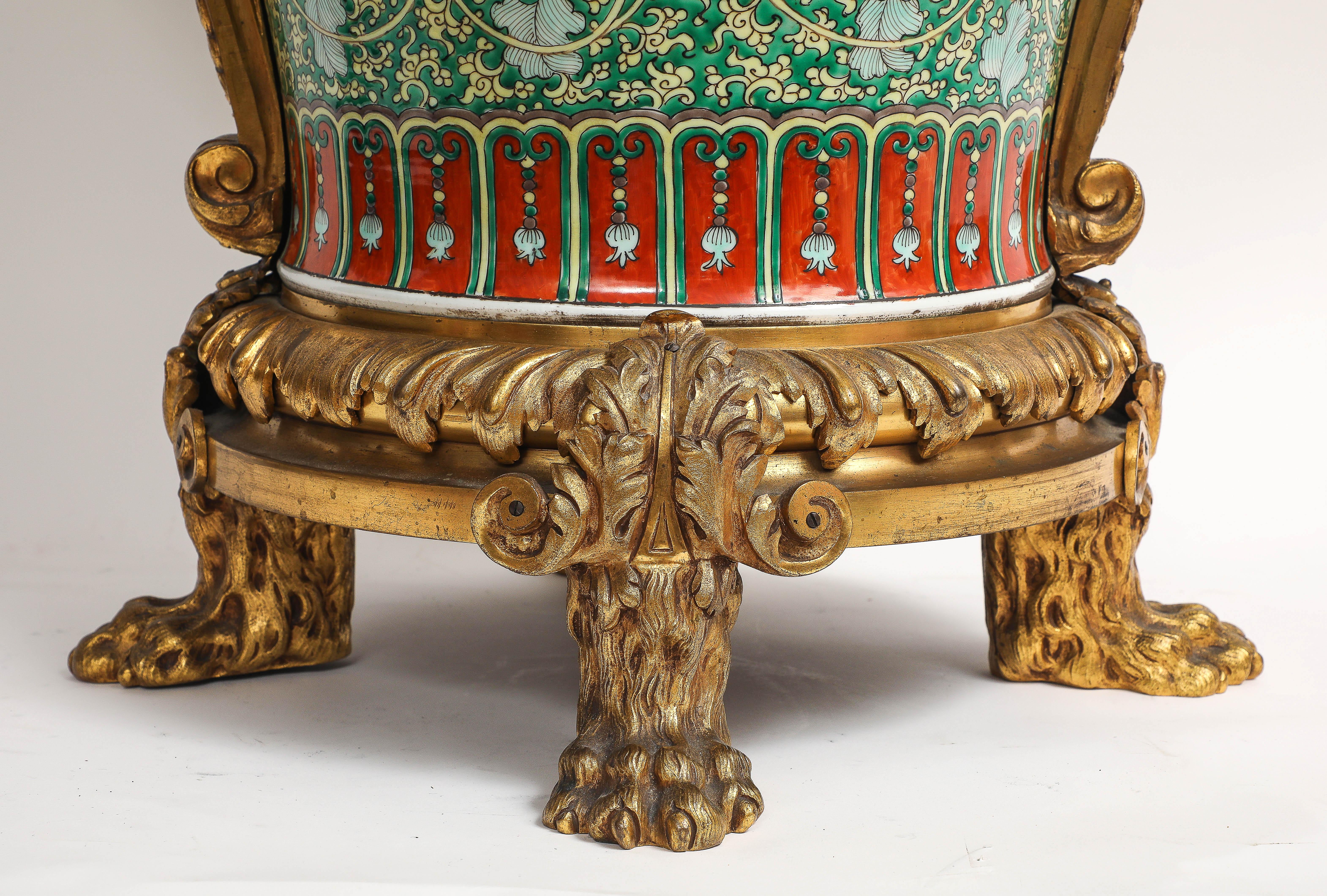 Jardiniere francese in porcellana Famille Verte cinese con teste di leone e montatura ad ormeggio in vendita 4