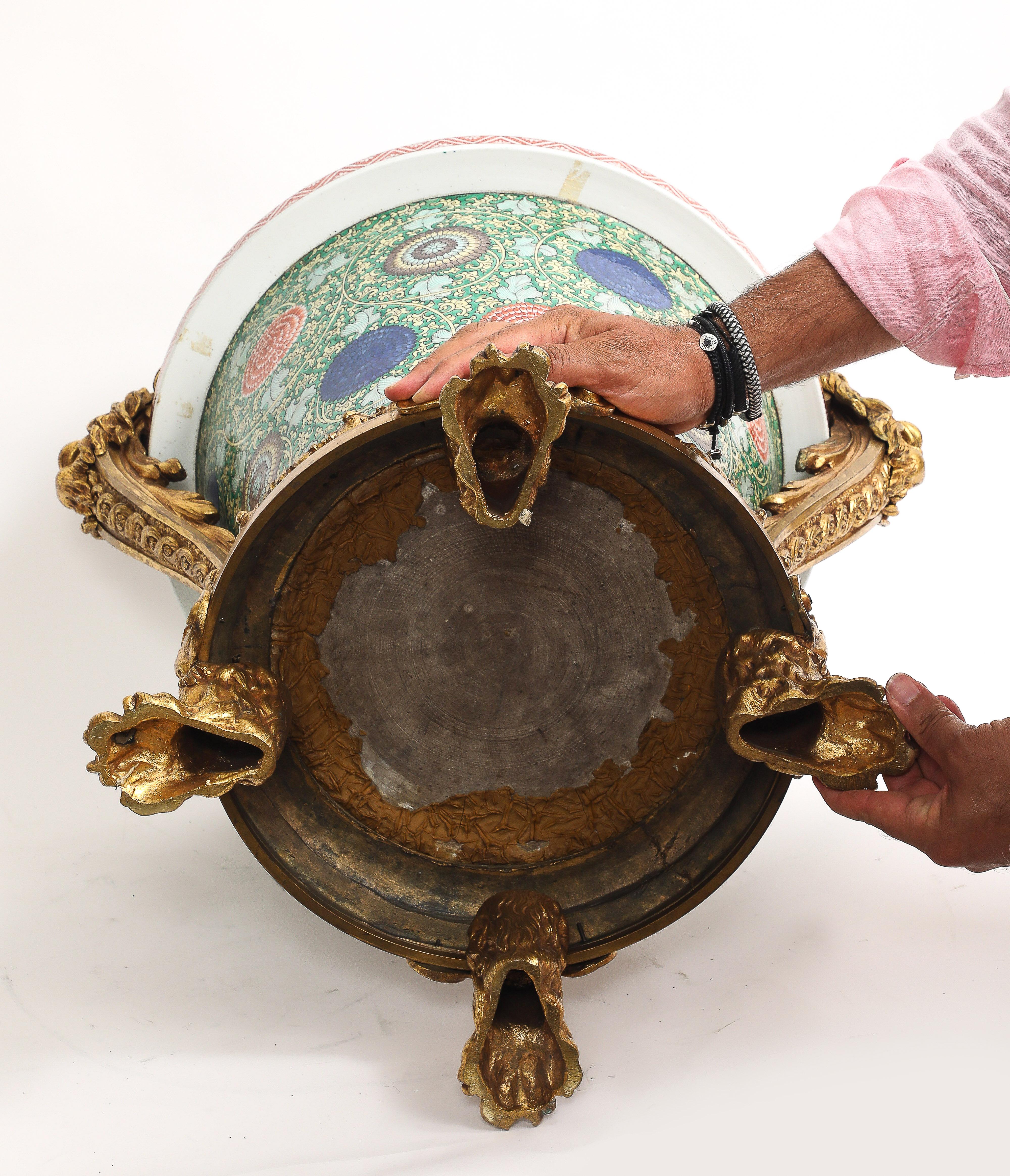 Jardiniere francese in porcellana Famille Verte cinese con teste di leone e montatura ad ormeggio in vendita 11