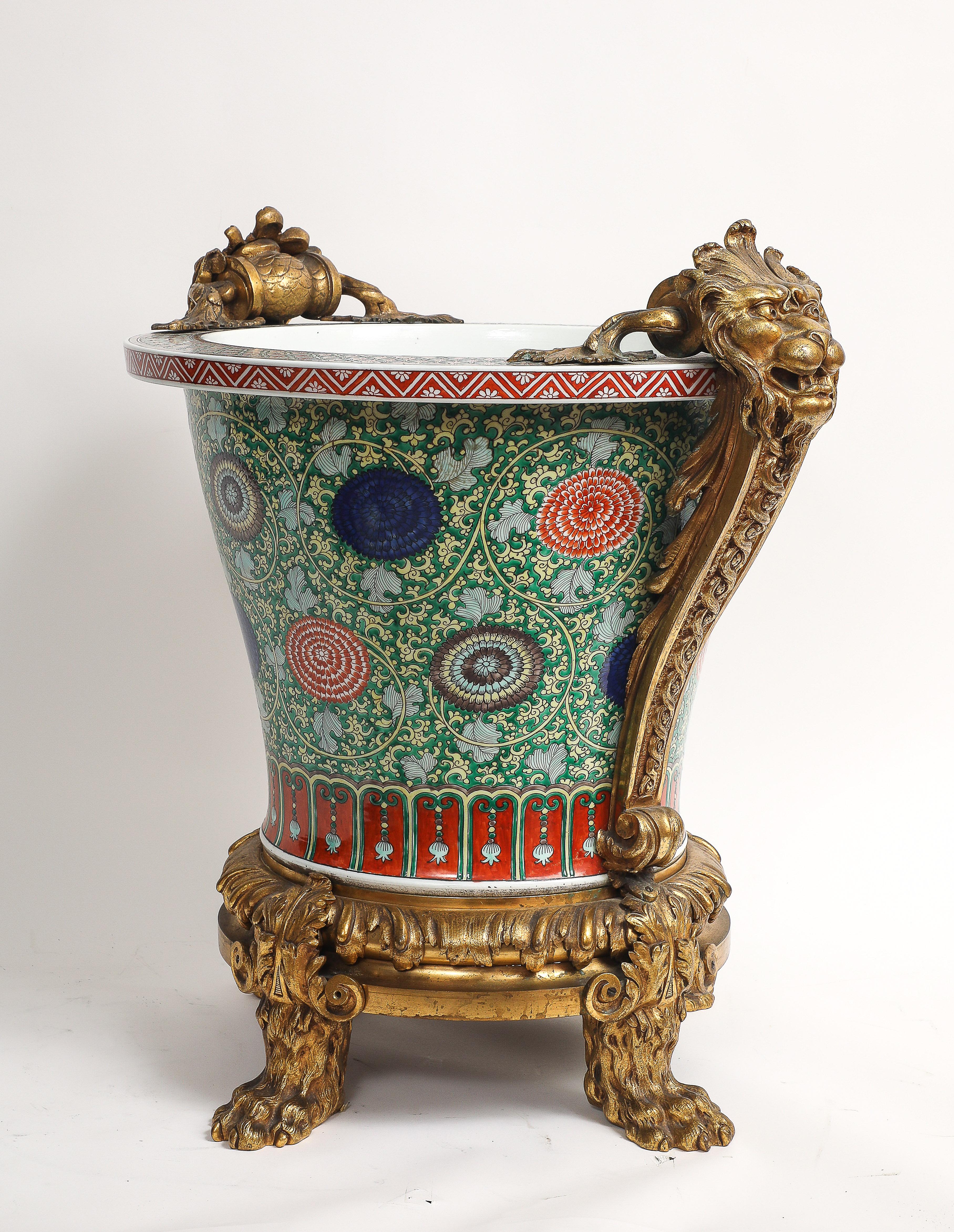 Smaltato Jardiniere francese in porcellana Famille Verte cinese con teste di leone e montatura ad ormeggio in vendita