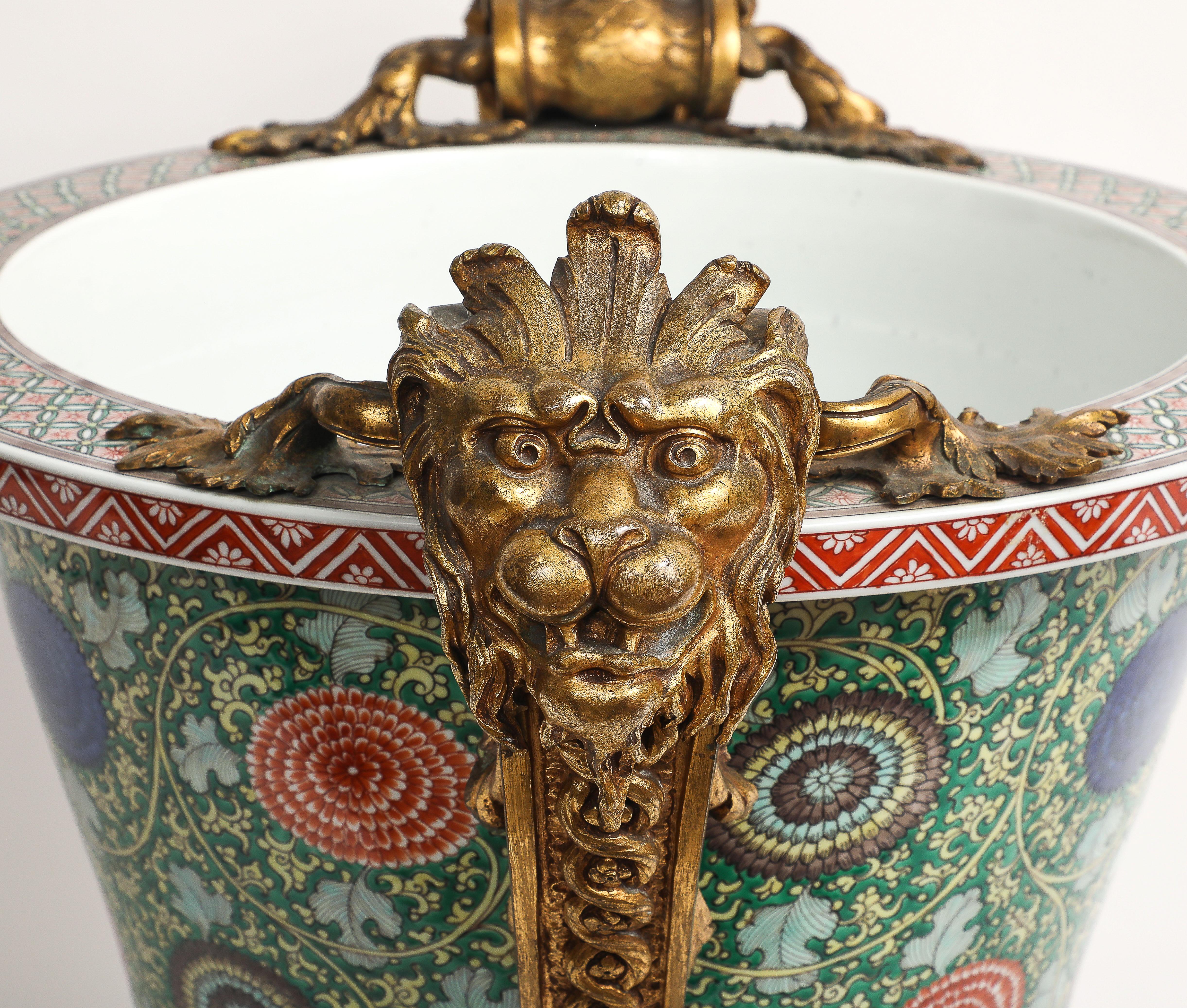 Fine XIX secolo Jardiniere francese in porcellana Famille Verte cinese con teste di leone e montatura ad ormeggio in vendita