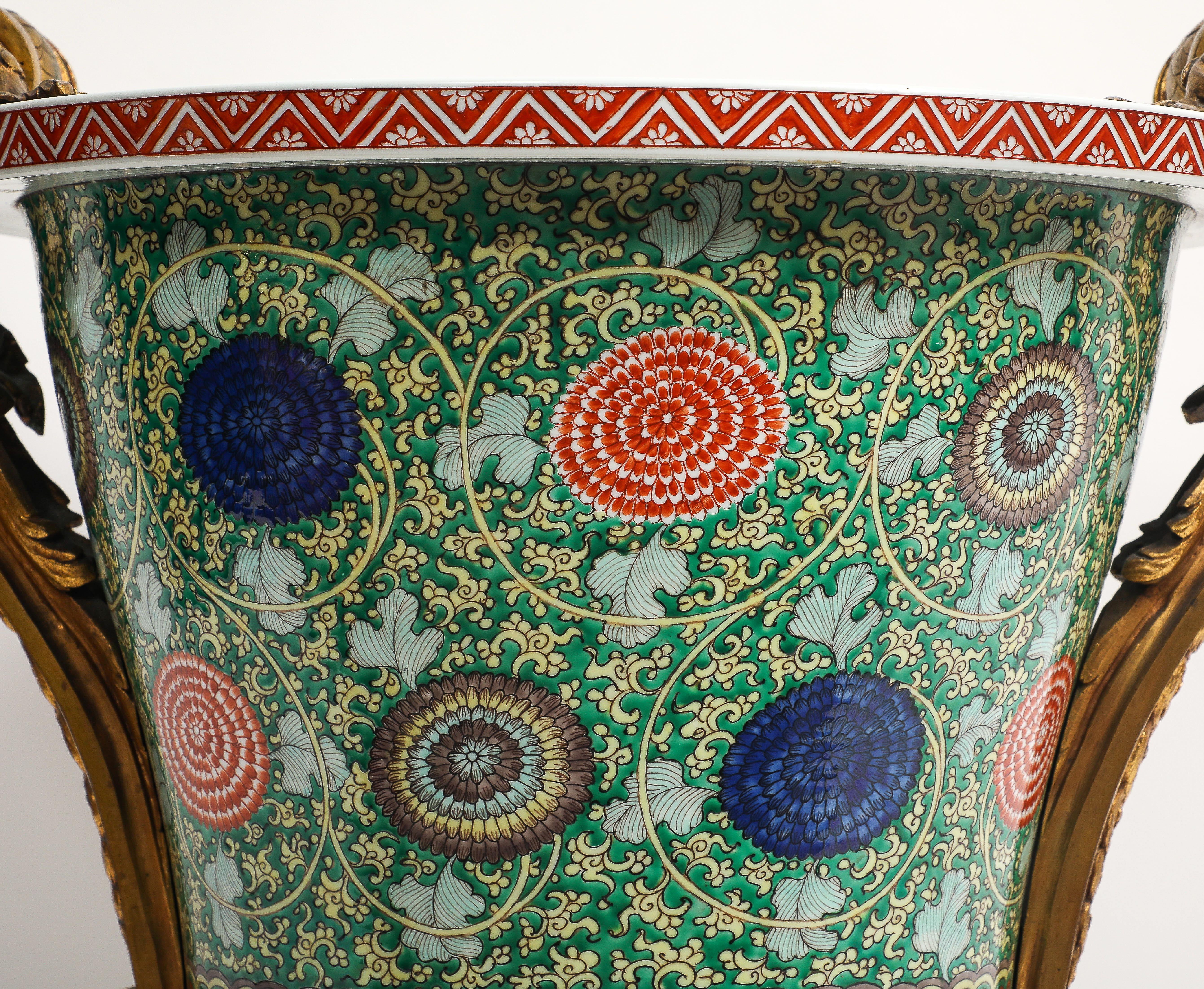 Porcellana Jardiniere francese in porcellana Famille Verte cinese con teste di leone e montatura ad ormeggio in vendita