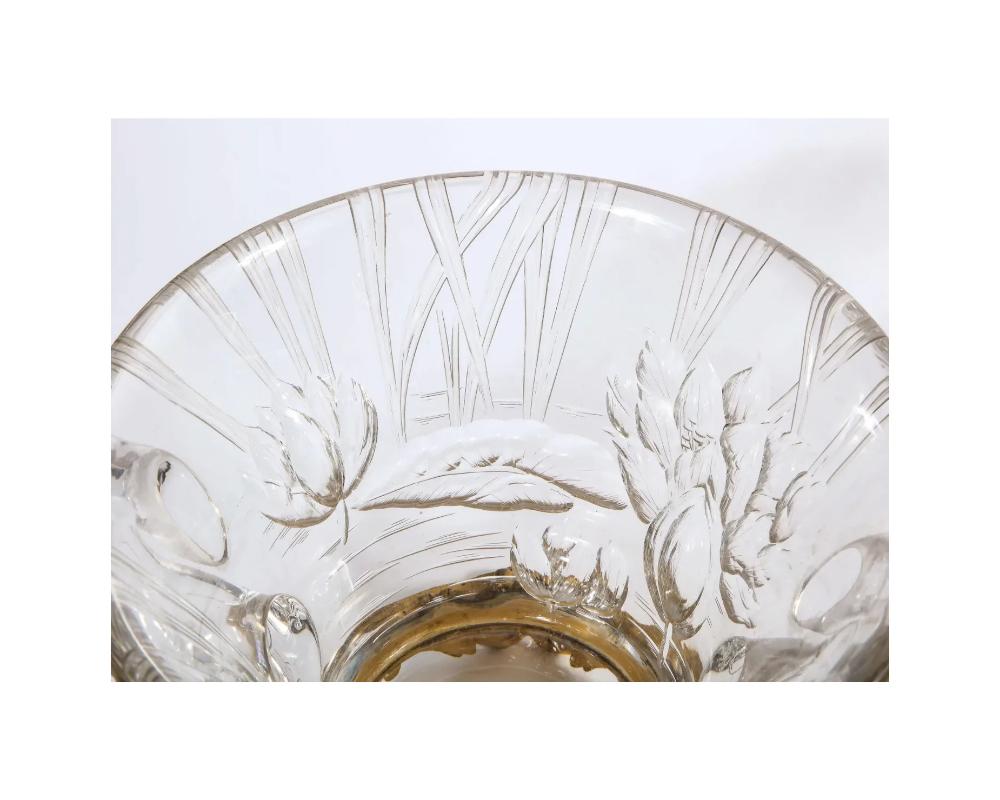 Vase français en verre gravé et monté en bronze doré, attribué à L'Escalier de Cristal en vente 5