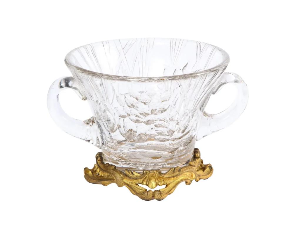 Vase en verre gravé, monté sur bronze doré, attribué à L'Escalier De Cristal, Paris, vers 1870.

Un vase / bol à deux anses en verre monté sur bronze de très belle qualité - les gravures épaisses représentent des fleurs, parfaites pour un petit