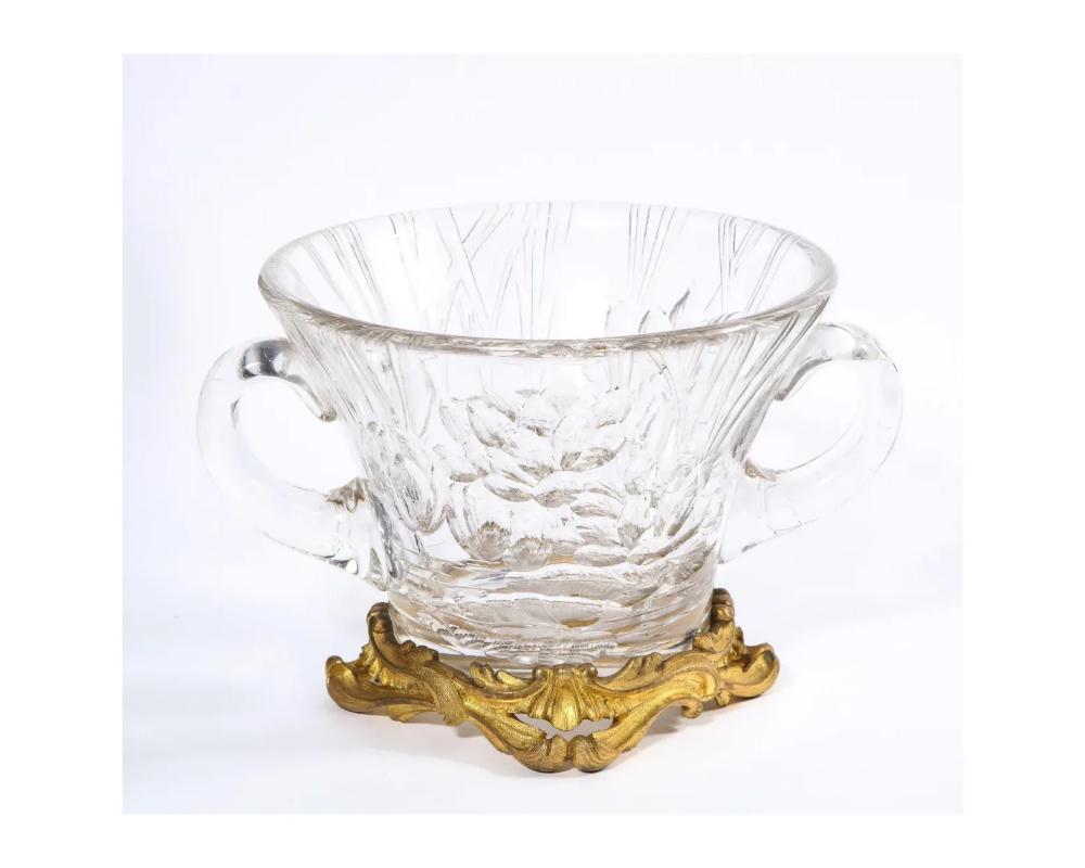 Français Vase français en verre gravé et monté en bronze doré, attribué à L'Escalier de Cristal en vente