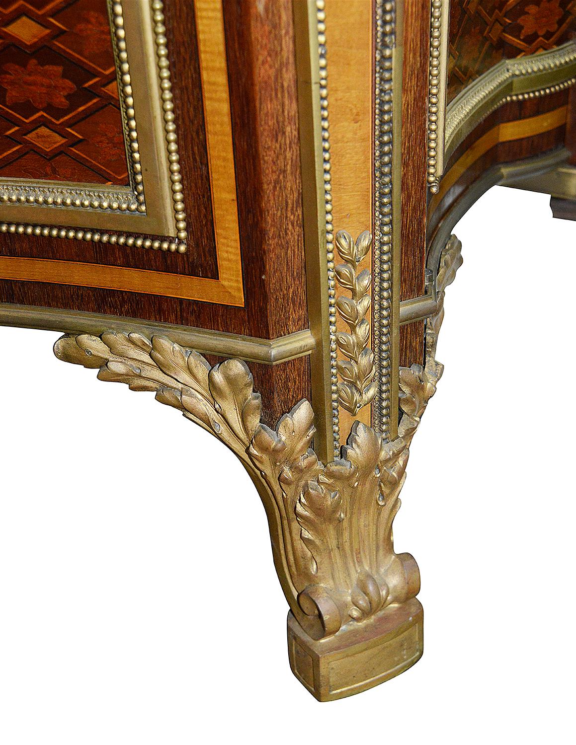 XIX secolo Commode francese in mogano intarsiato con ormolatura, dopo Riesener in vendita