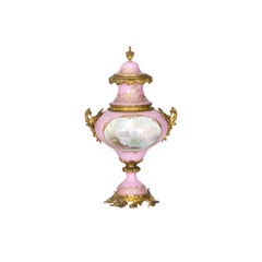 Jarrón Francés con Tapa Estilo Sevres Rosa Montado en Ormolu, Siglo XIX