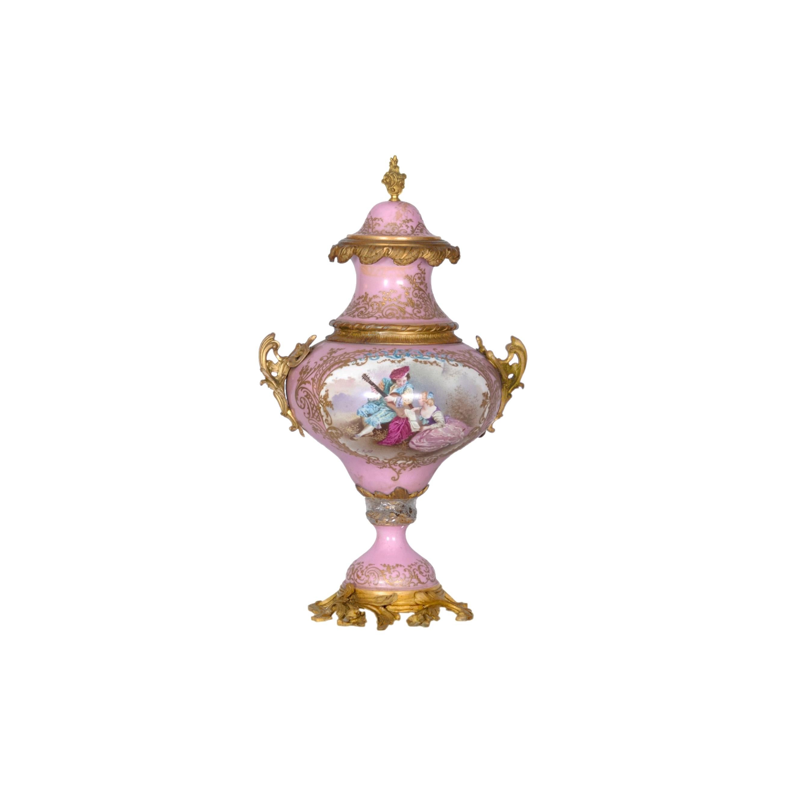 Una bellissima urna decorativa antica in porcellana rosa in stile Sèvres con uno sfondo dipinto a mano di un musicista chitarrista e della sua donna. Una scena di Serenata.  Sul retro una scena di lago con un castello. 'E . Firma di Rolli' sul lato,