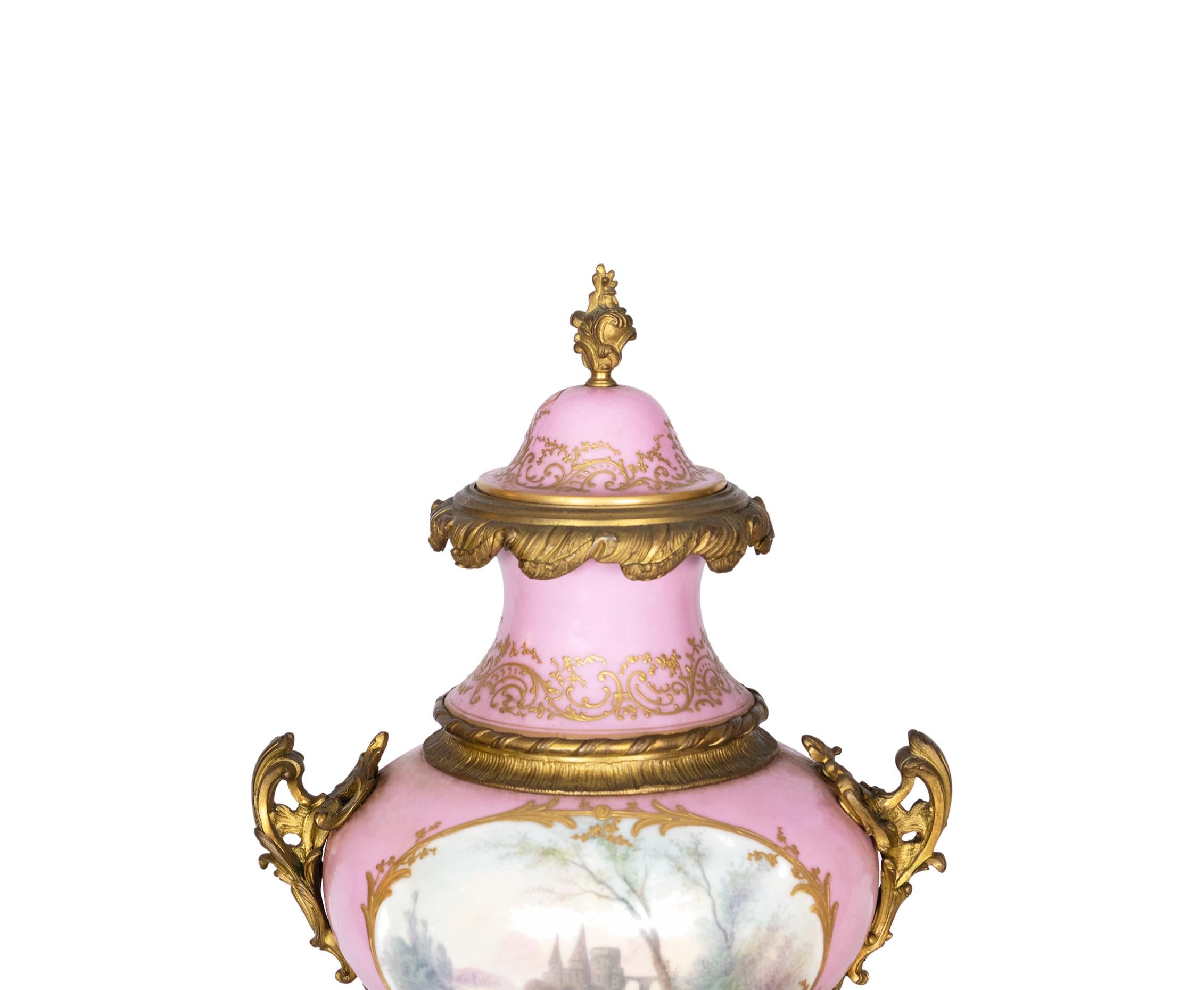 Dipinto a mano Vaso con coperchio in stile Sèvres rosa con montatura in ormù francese in vendita