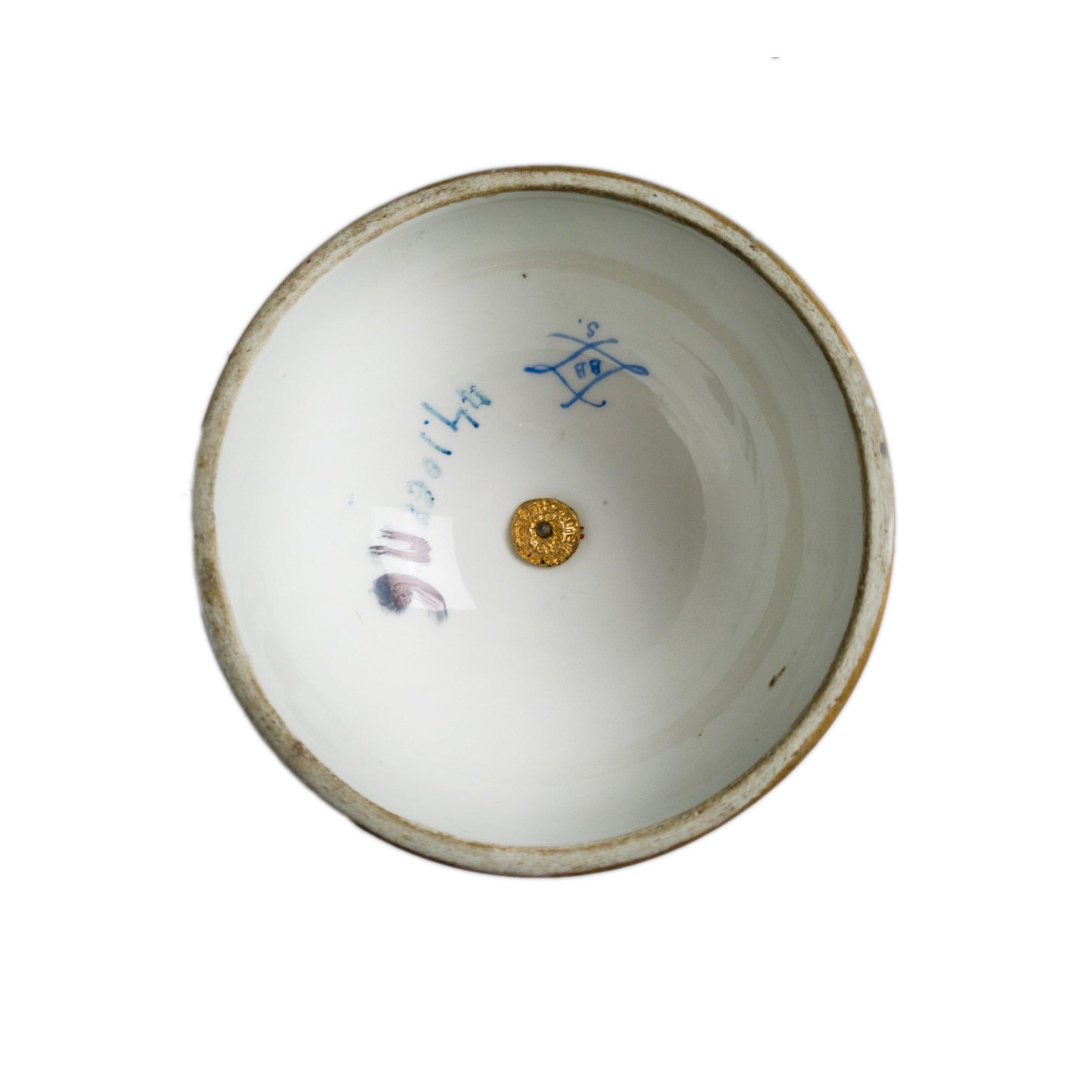 XIX secolo Vaso con coperchio in stile Sèvres rosa con montatura in ormù francese in vendita