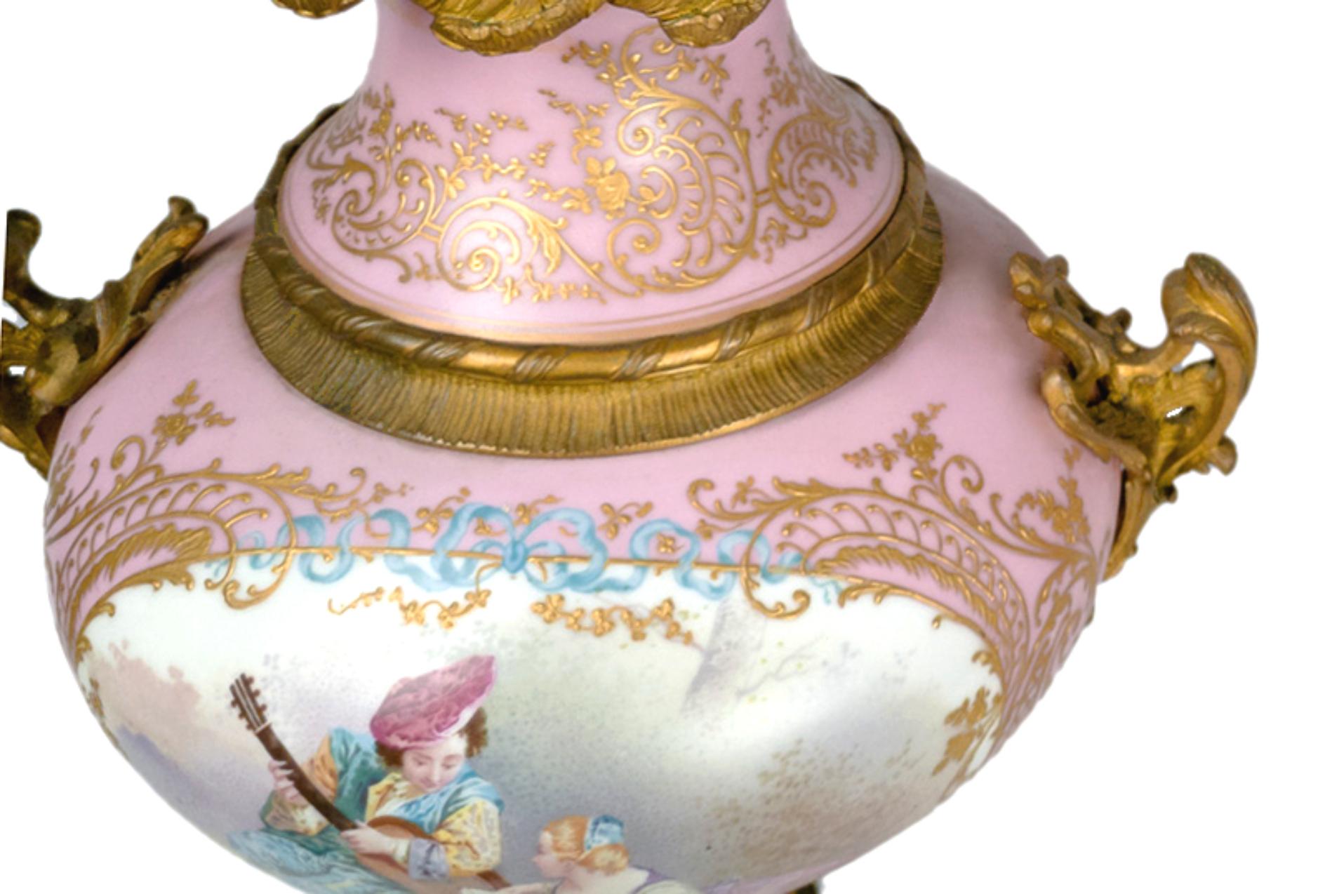 Bronzo Vaso con coperchio in stile Sèvres rosa con montatura in ormù francese in vendita