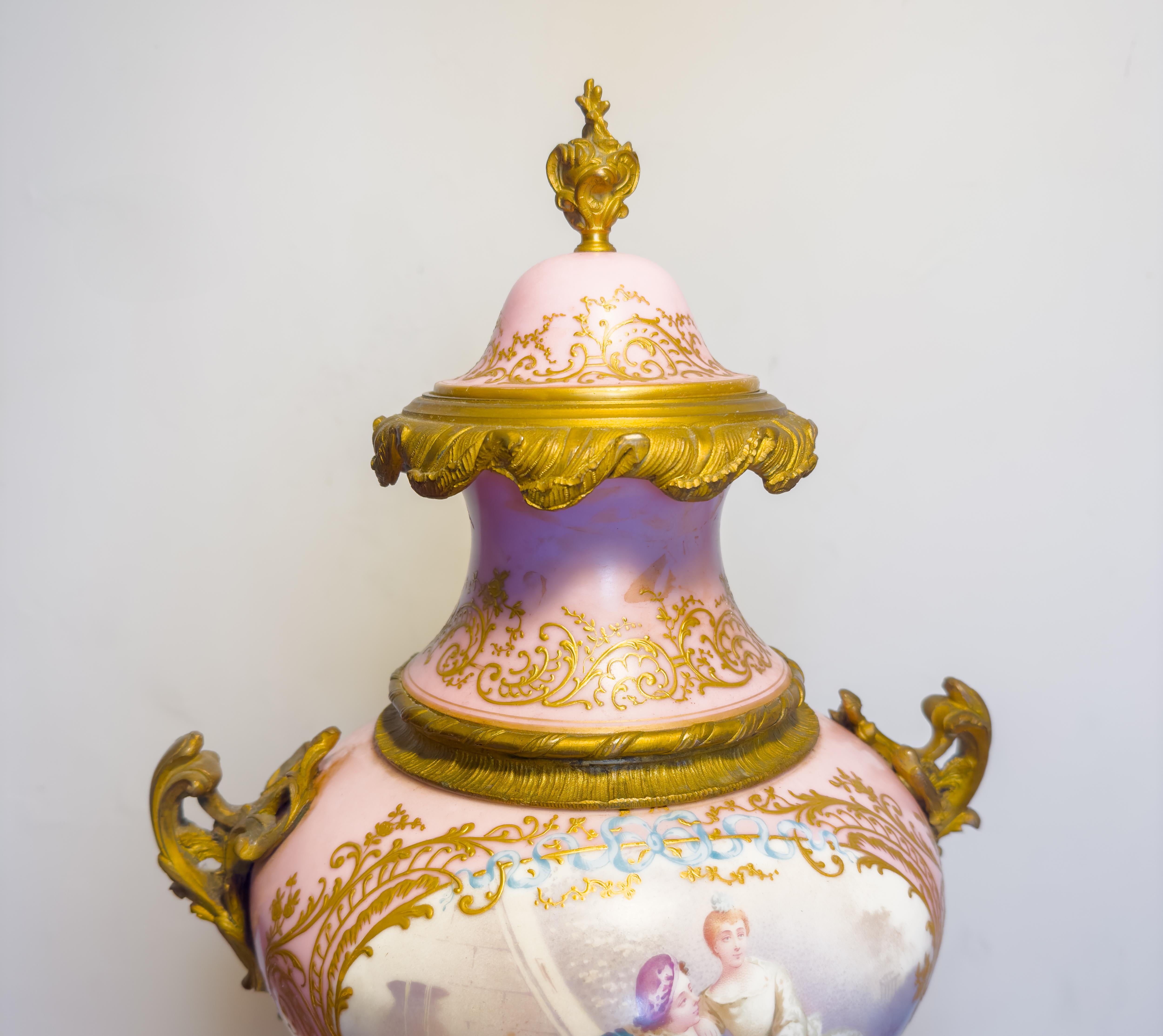 Jarrón Francés de Sevres Rosa Montado en Ormolu, (Siglo XIX) en venta 5