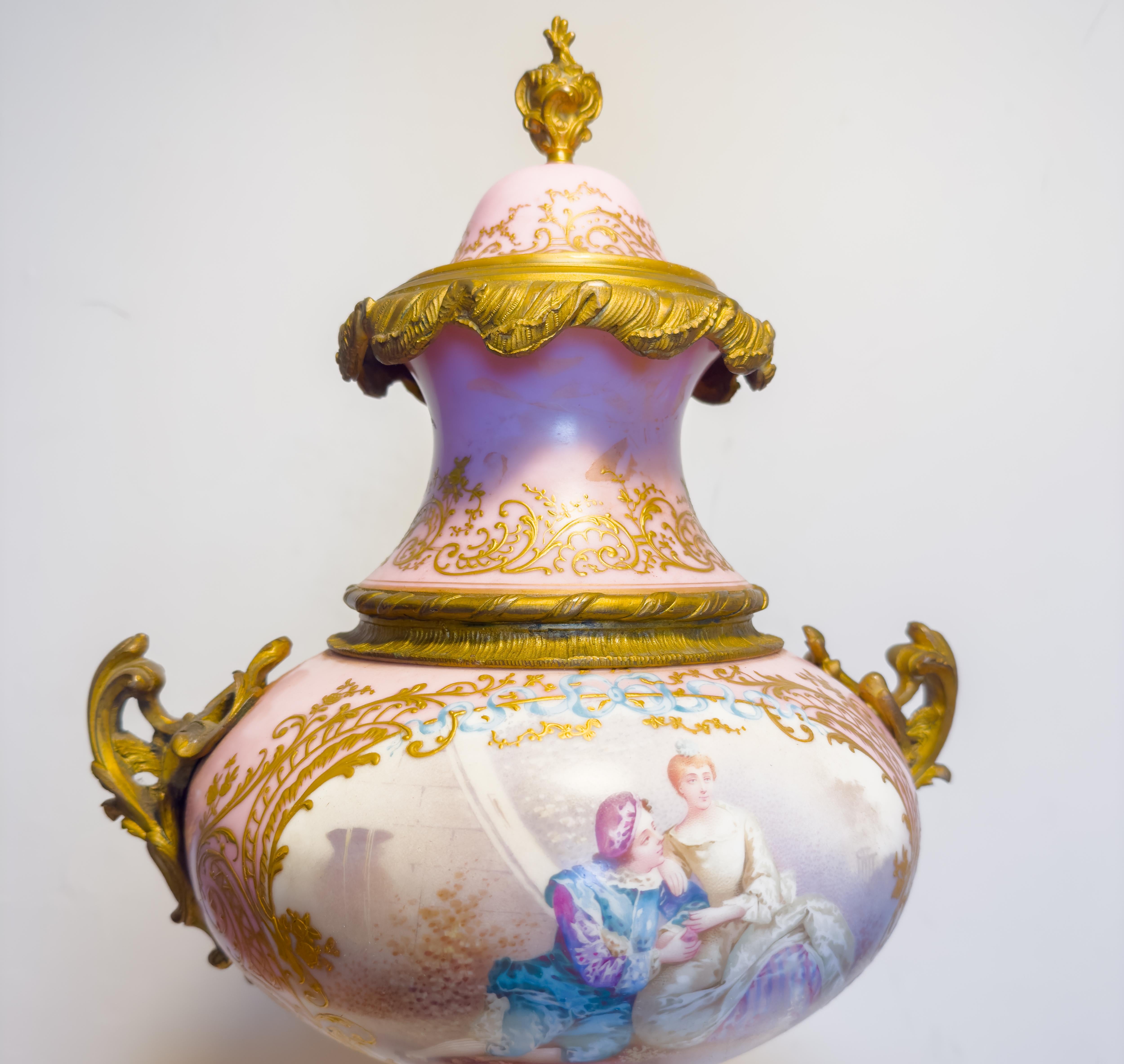 Jarrón Francés de Sevres Rosa Montado en Ormolu, (Siglo XIX) en venta 6
