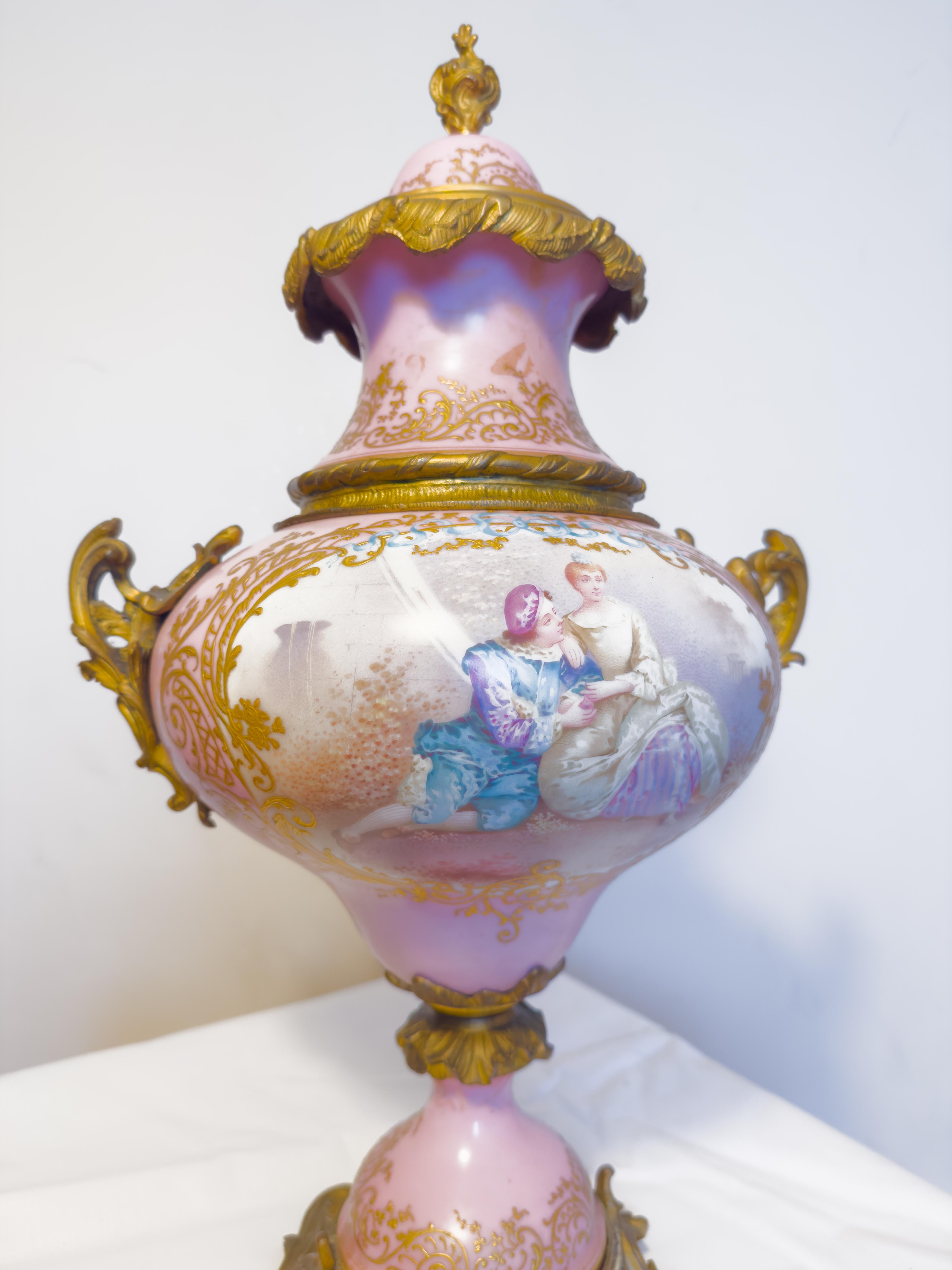 Jarrón Francés de Sevres Rosa Montado en Ormolu, (Siglo XIX) en venta 7