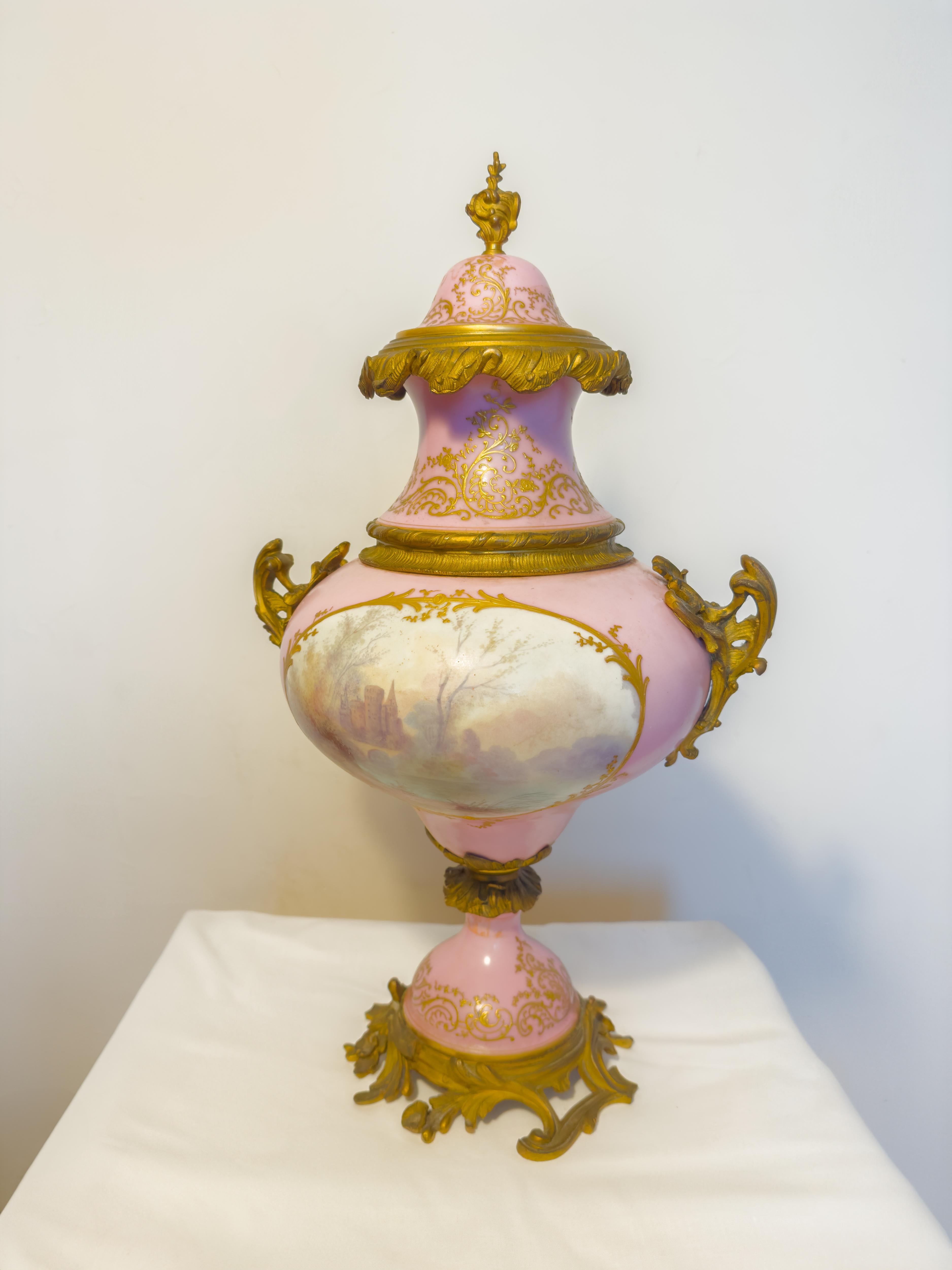 Jarrón Francés de Sevres Rosa Montado en Ormolu, (Siglo XIX) en venta 8