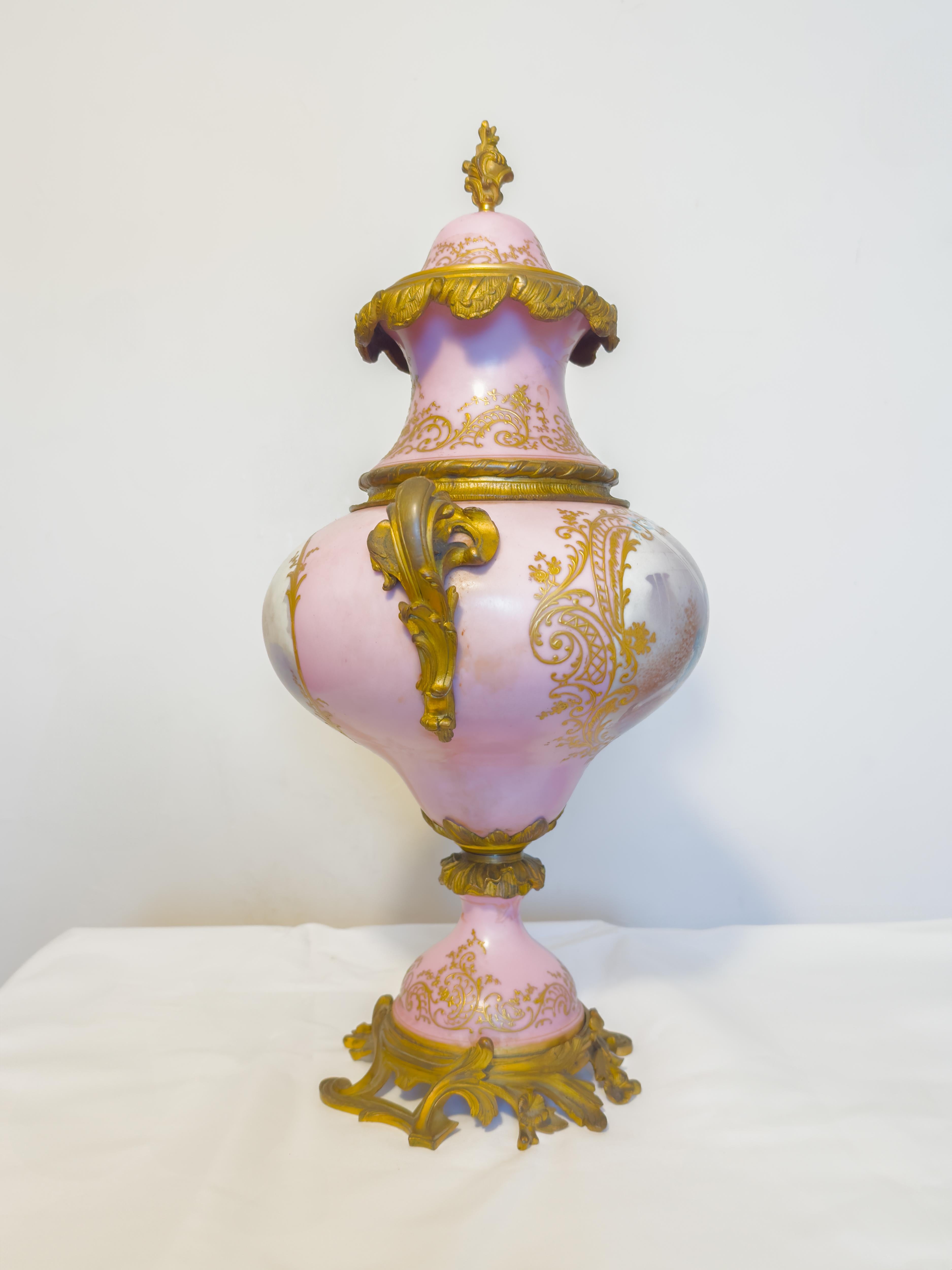 Jarrón Francés de Sevres Rosa Montado en Ormolu, (Siglo XIX) en venta 9