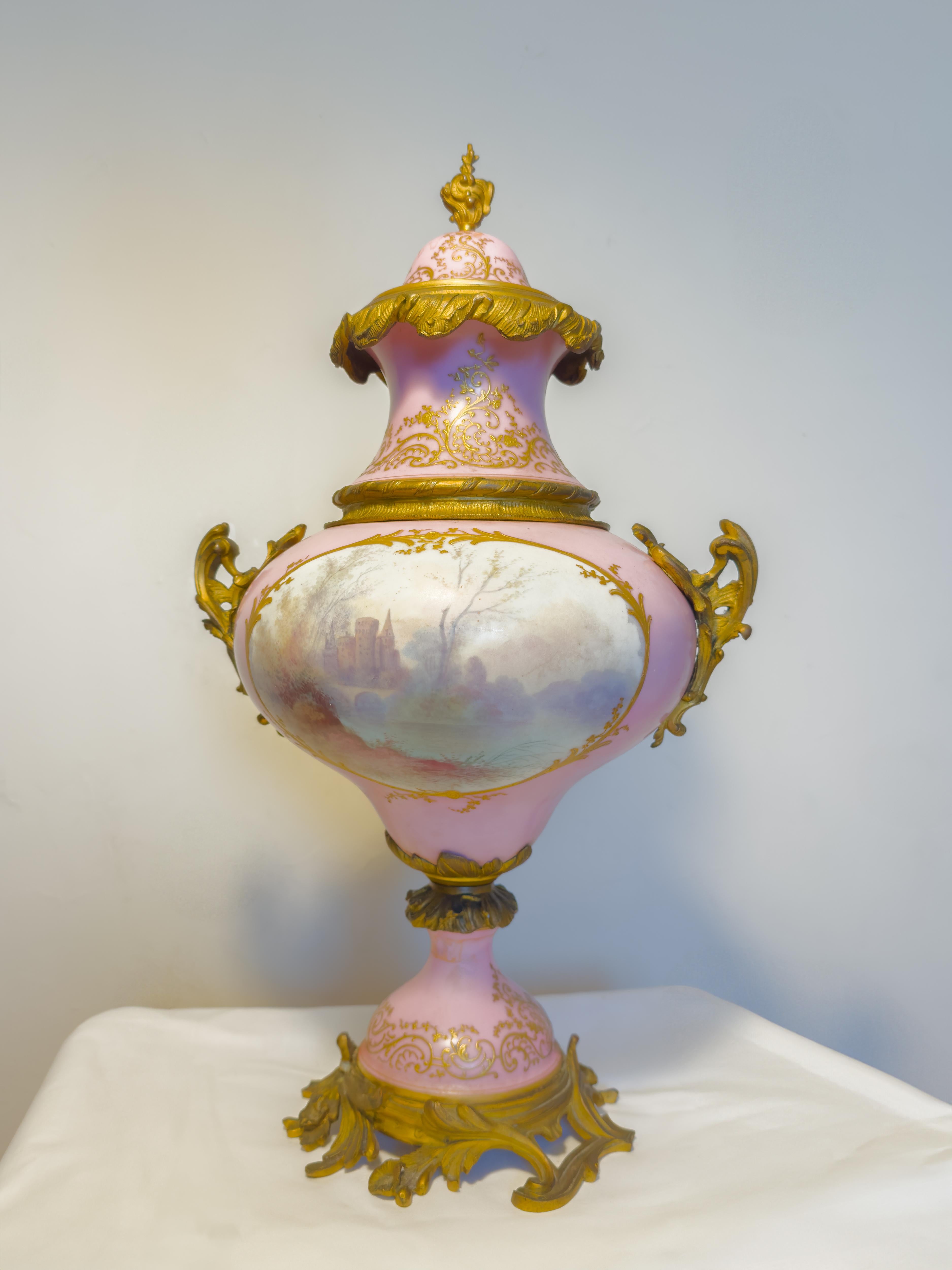 Jarrón Francés de Sevres Rosa Montado en Ormolu, (Siglo XIX) en venta 10