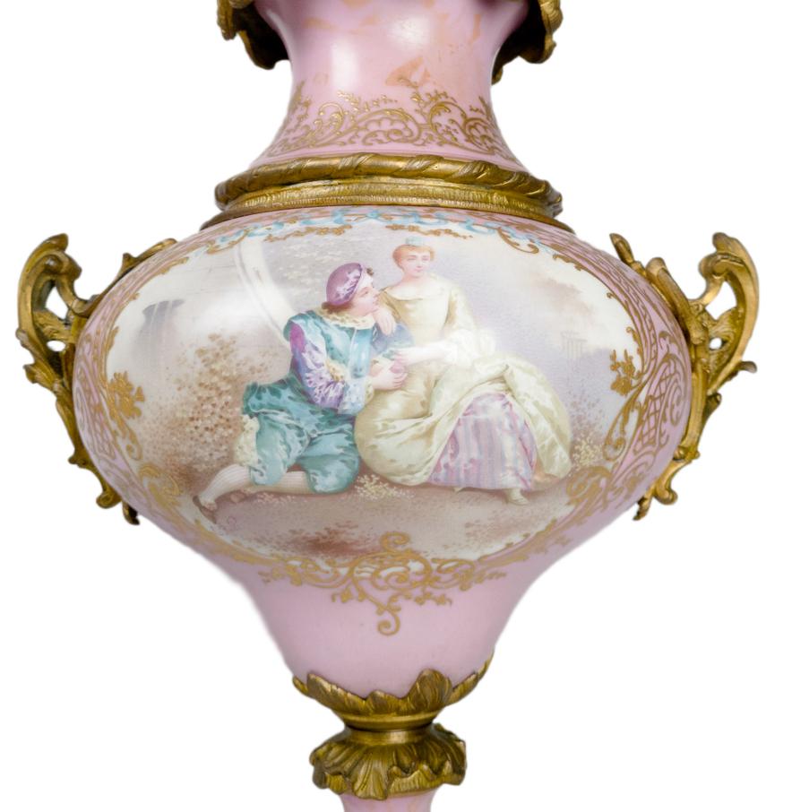 Jarrón Francés de Sevres Rosa Montado en Ormolu, (Siglo XIX) en venta 13