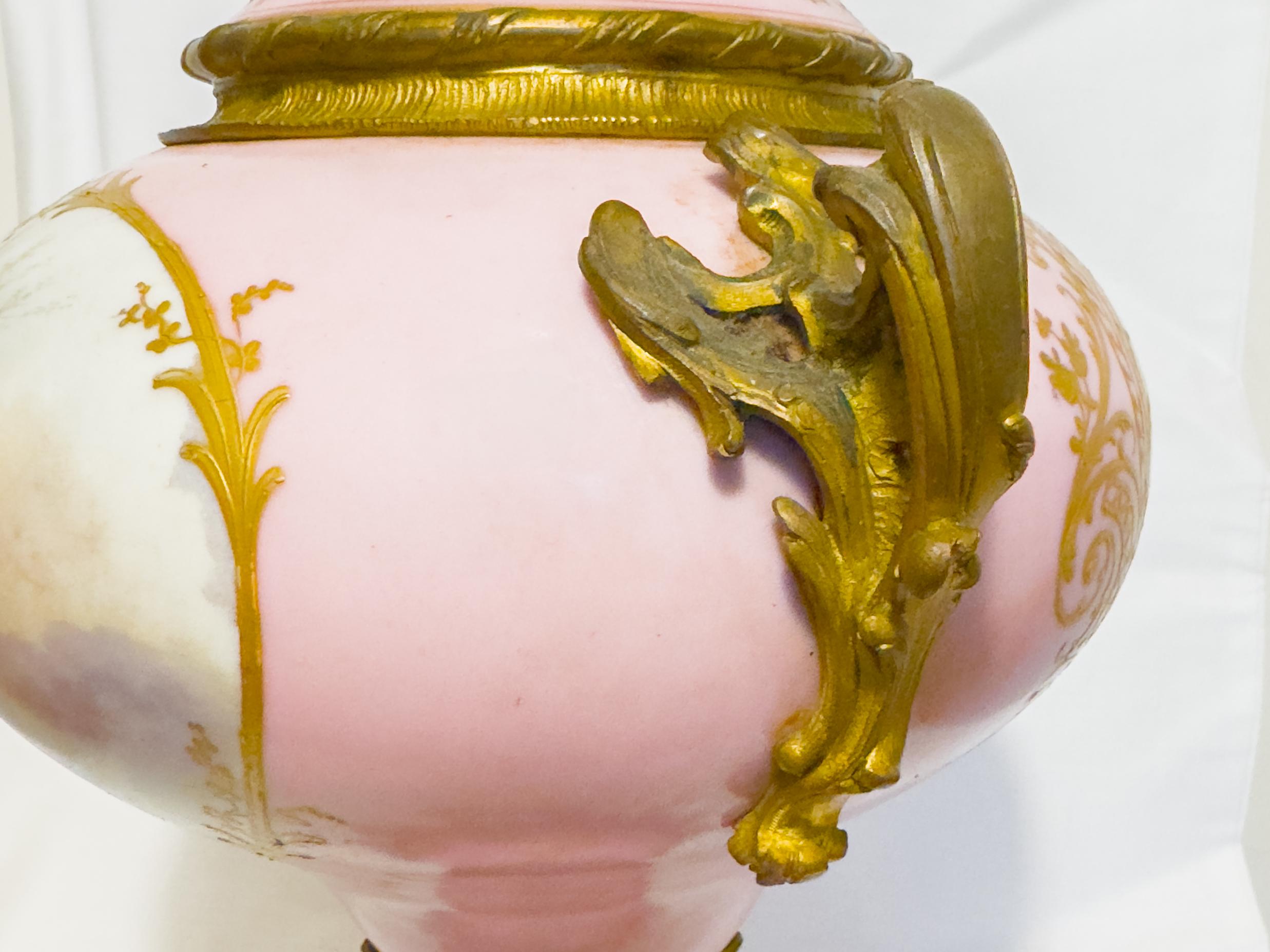Jarrón Francés de Sevres Rosa Montado en Ormolu, (Siglo XIX) Dorado en venta