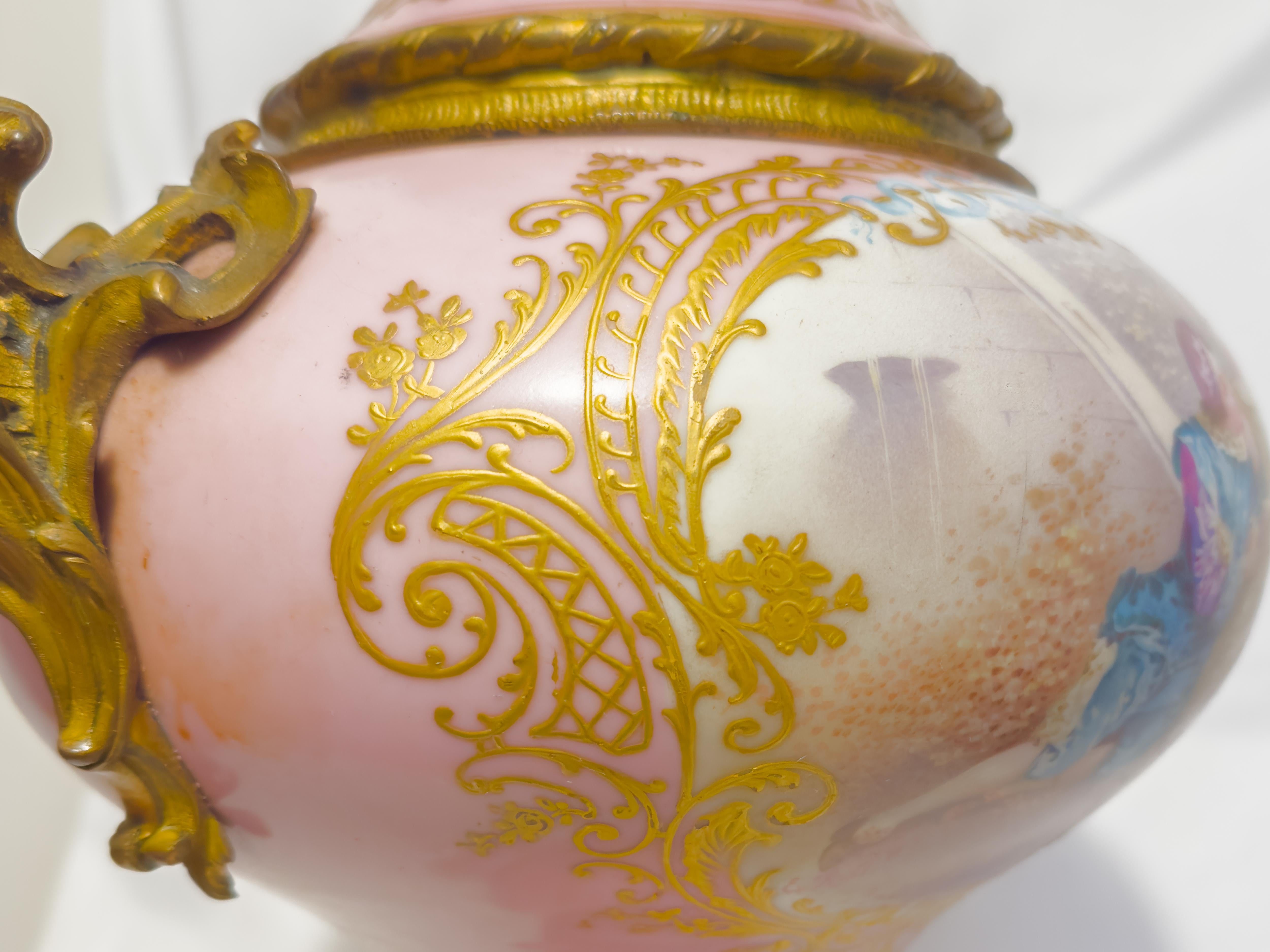 Jarrón Francés de Sevres Rosa Montado en Ormolu, (Siglo XIX) en Bastante bueno estado para la venta en Lisbon, PT