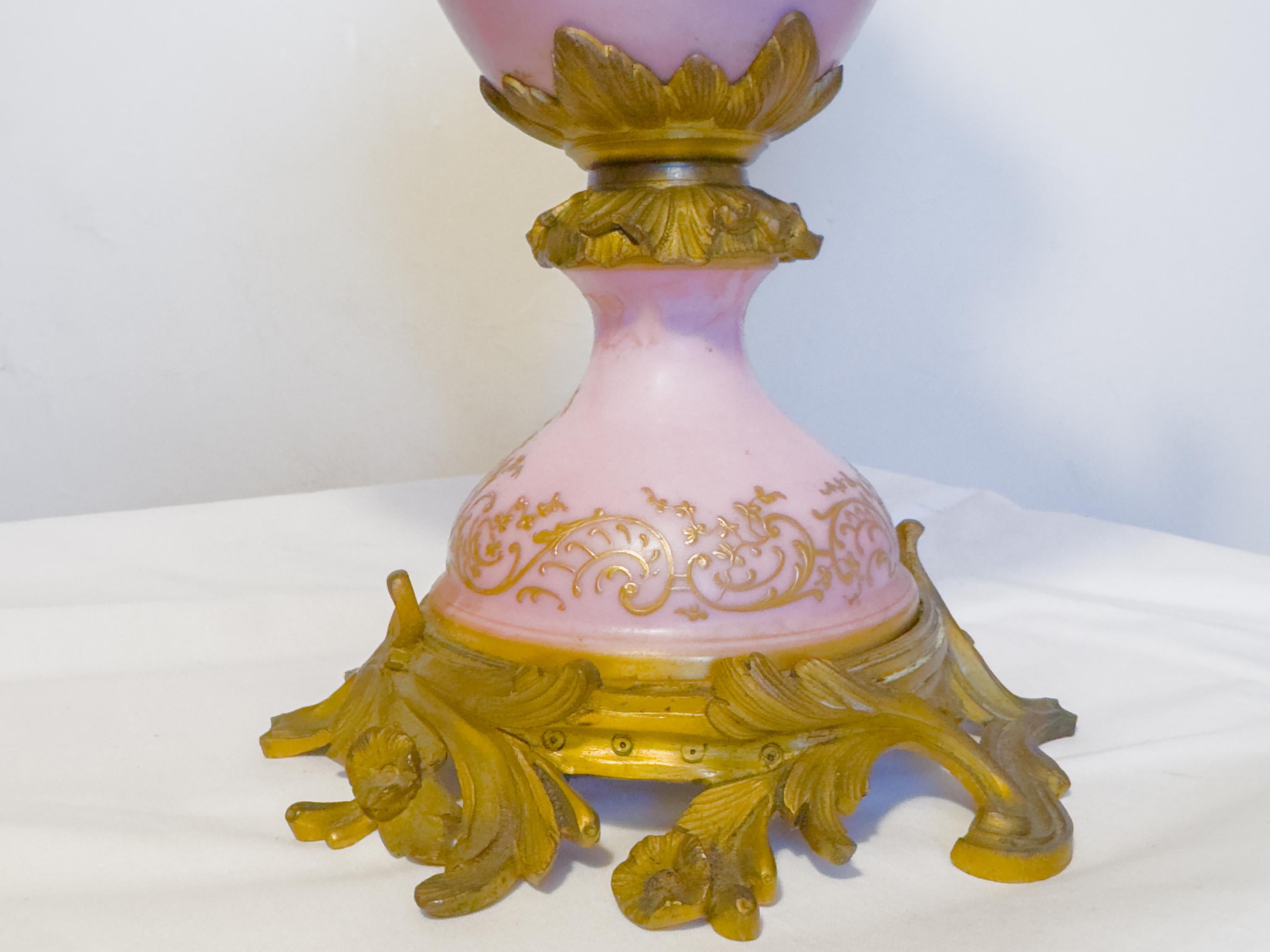Jarrón Francés de Sevres Rosa Montado en Ormolu, (Siglo XIX) Metal en venta