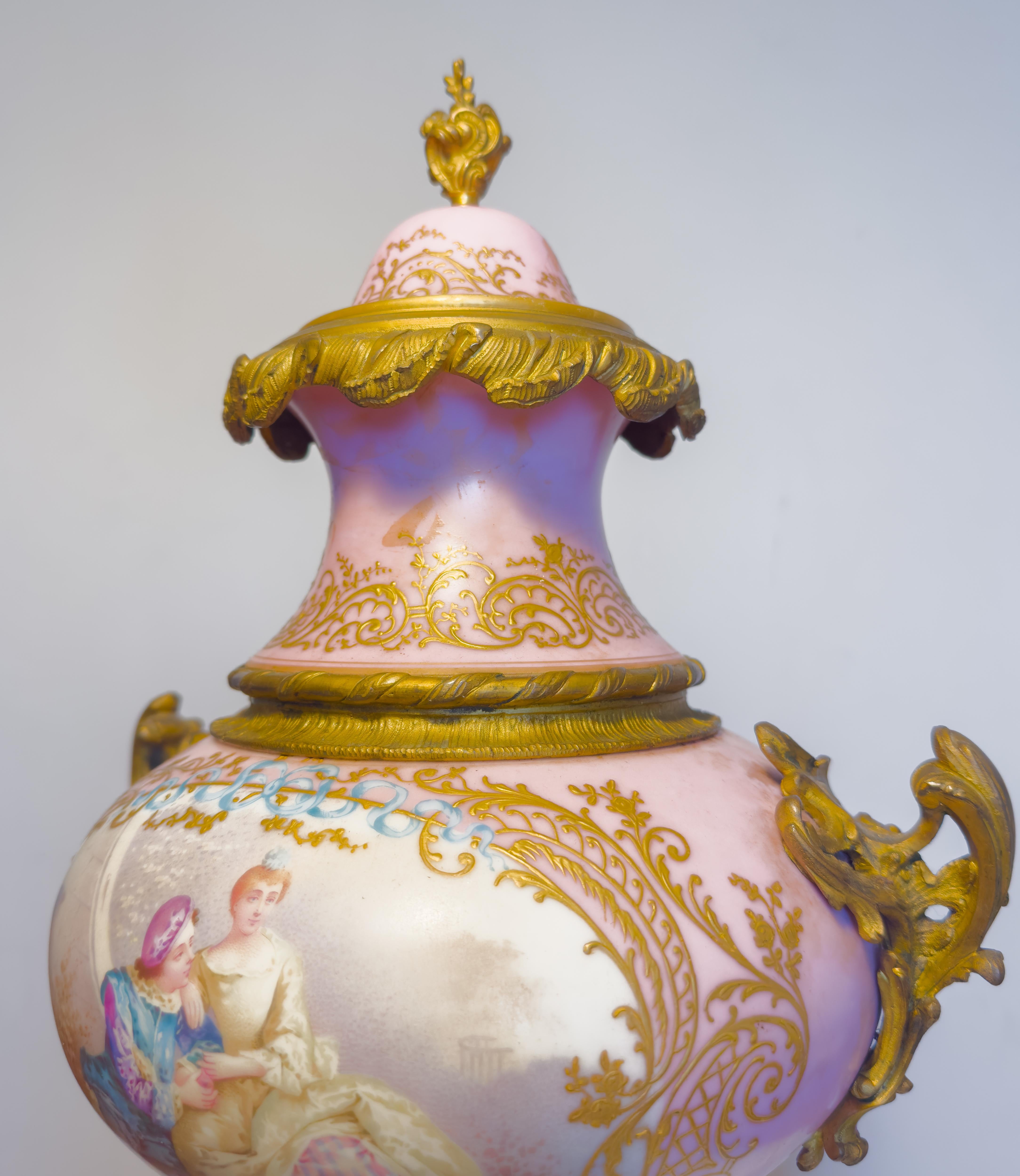 Jarrón Francés de Sevres Rosa Montado en Ormolu, (Siglo XIX) en venta 1
