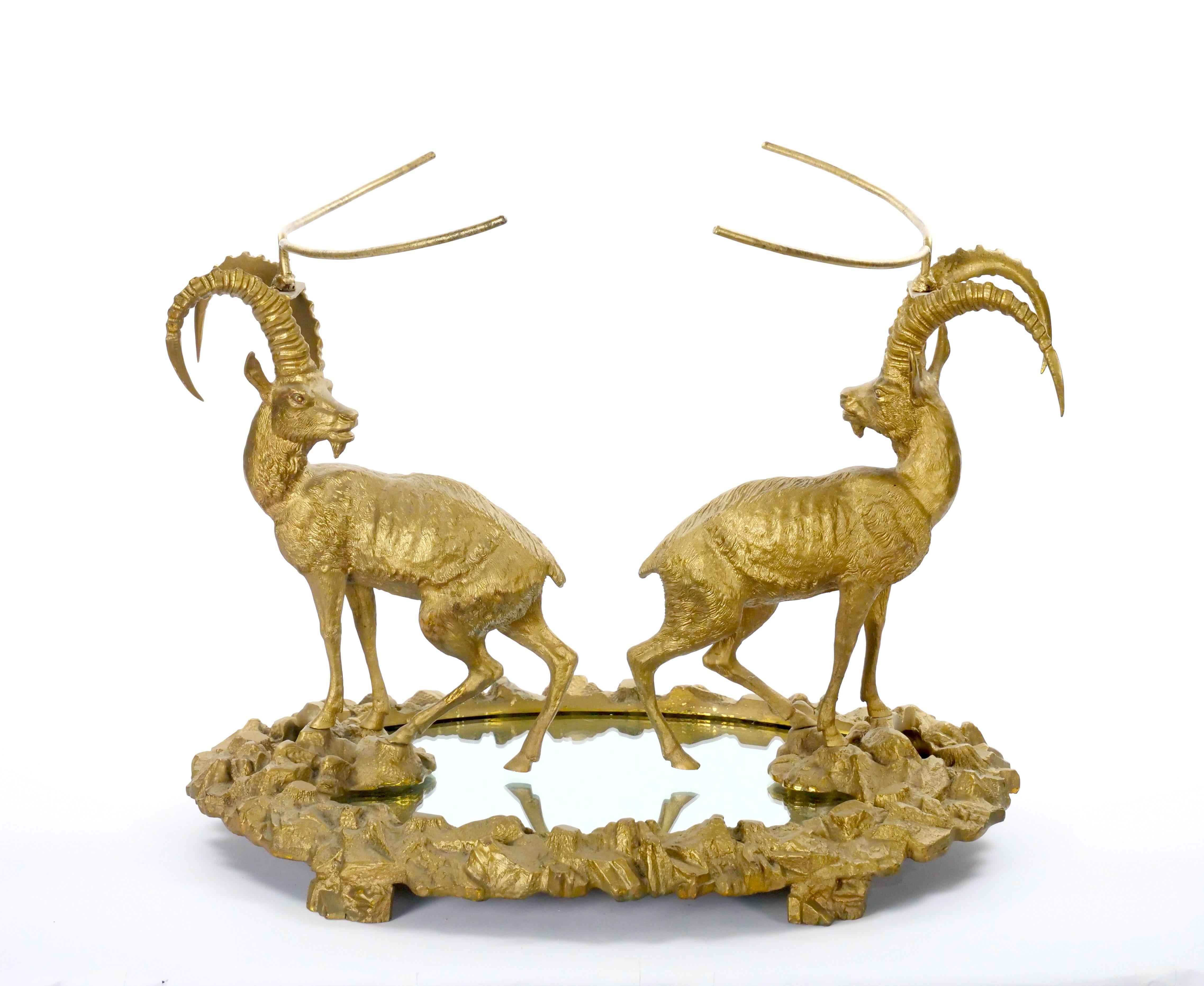 Ein beeindruckendes und seltenes Beispiel französischer Dekorationskunst des 19. Jahrhunderts ist dieses außergewöhnliche, mit Ormolu beschlagene Tischset, das um 1884 in Frankreich hergestellt wurde. Mit bemerkenswerter Handwerkskunst und