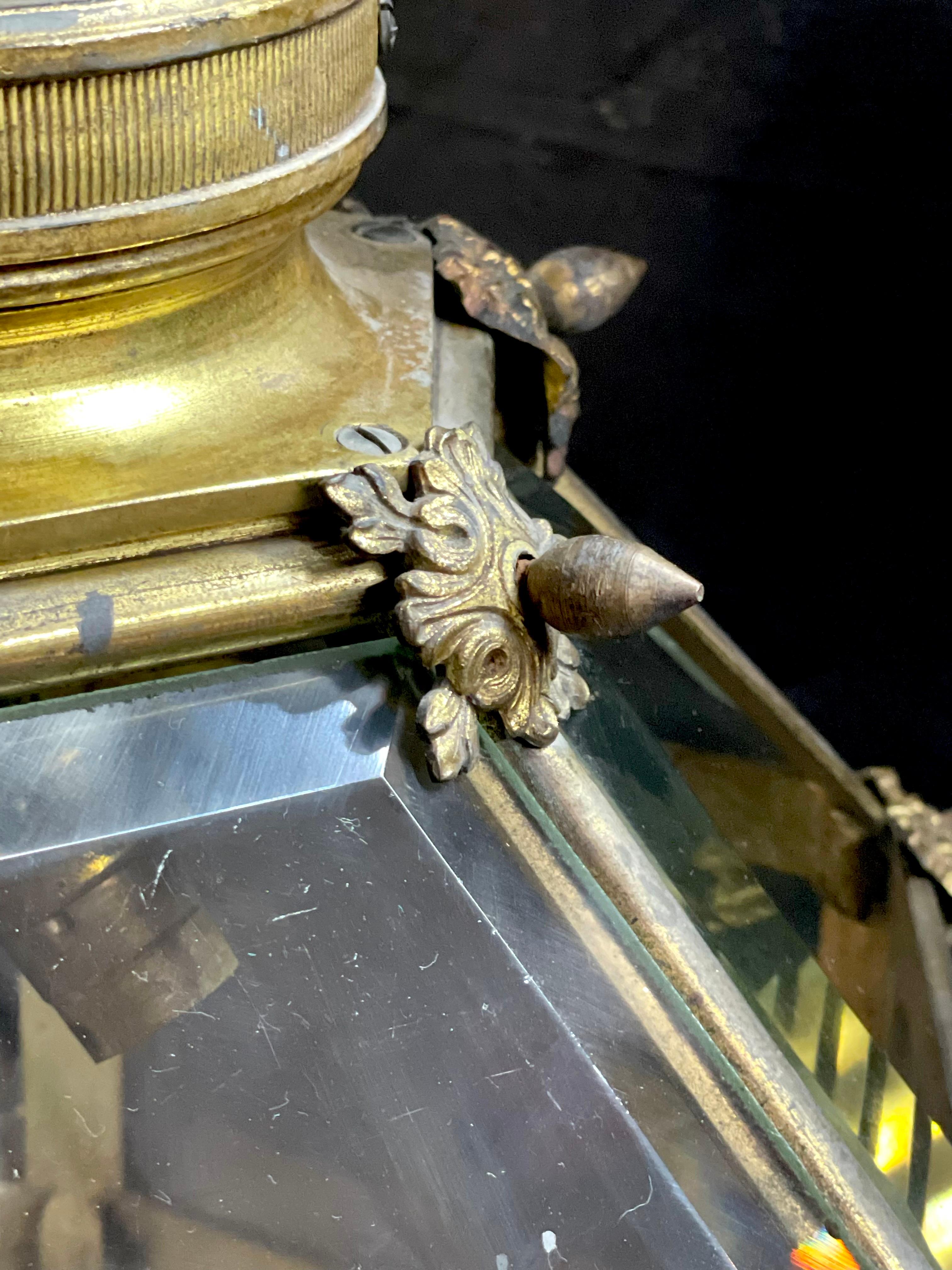 Plongez votre espace dans l'allure élégante du passé avec cette exquise lanterne de hall suspendue de style Louis XIV.

Fabriquée au début du XXe siècle, cette pièce méticuleusement conçue présente une magnifique combinaison de bronze doré et de
