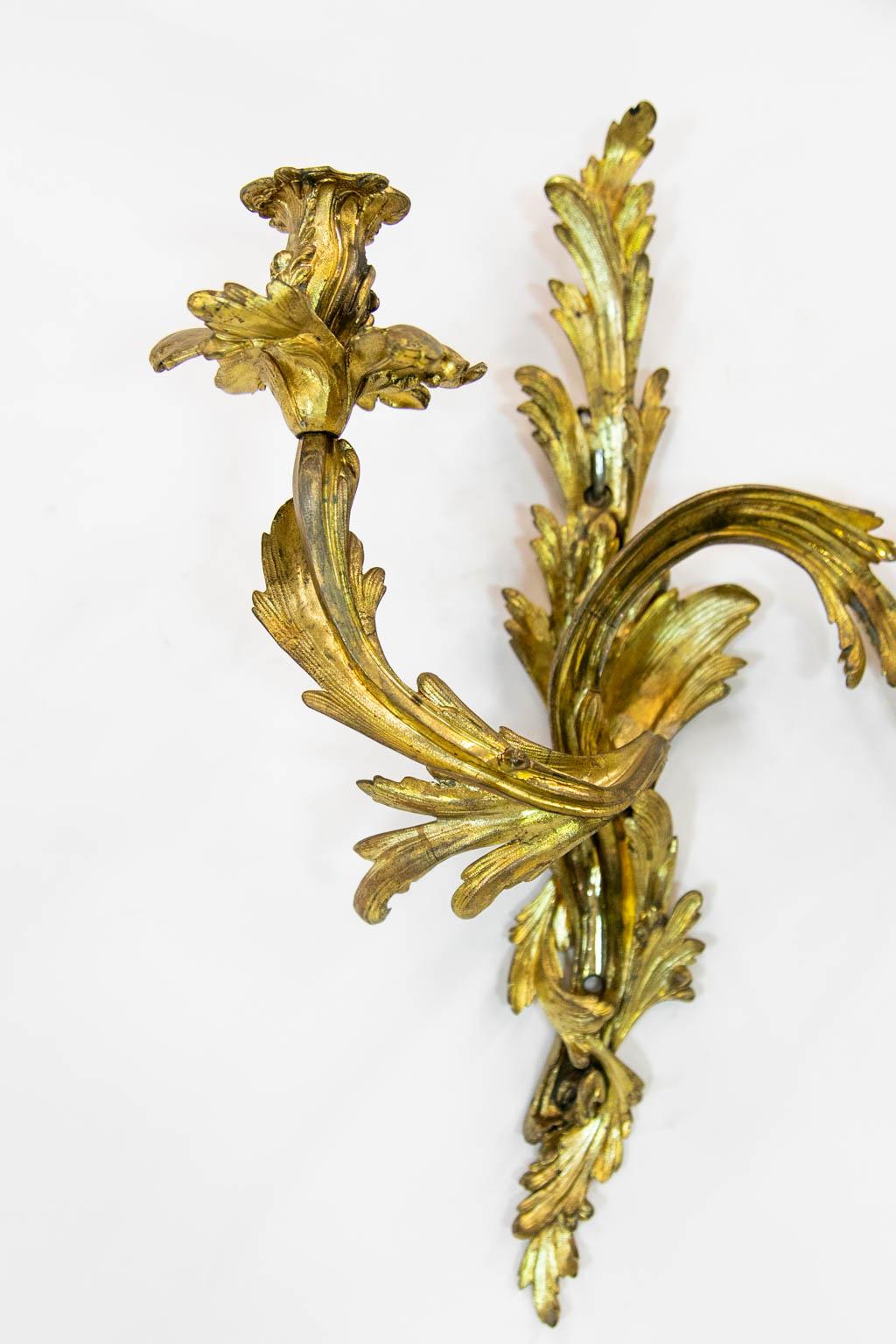 This wall sconce is made in the classic Rococo style. It has stylized leaf and foliate motifs.