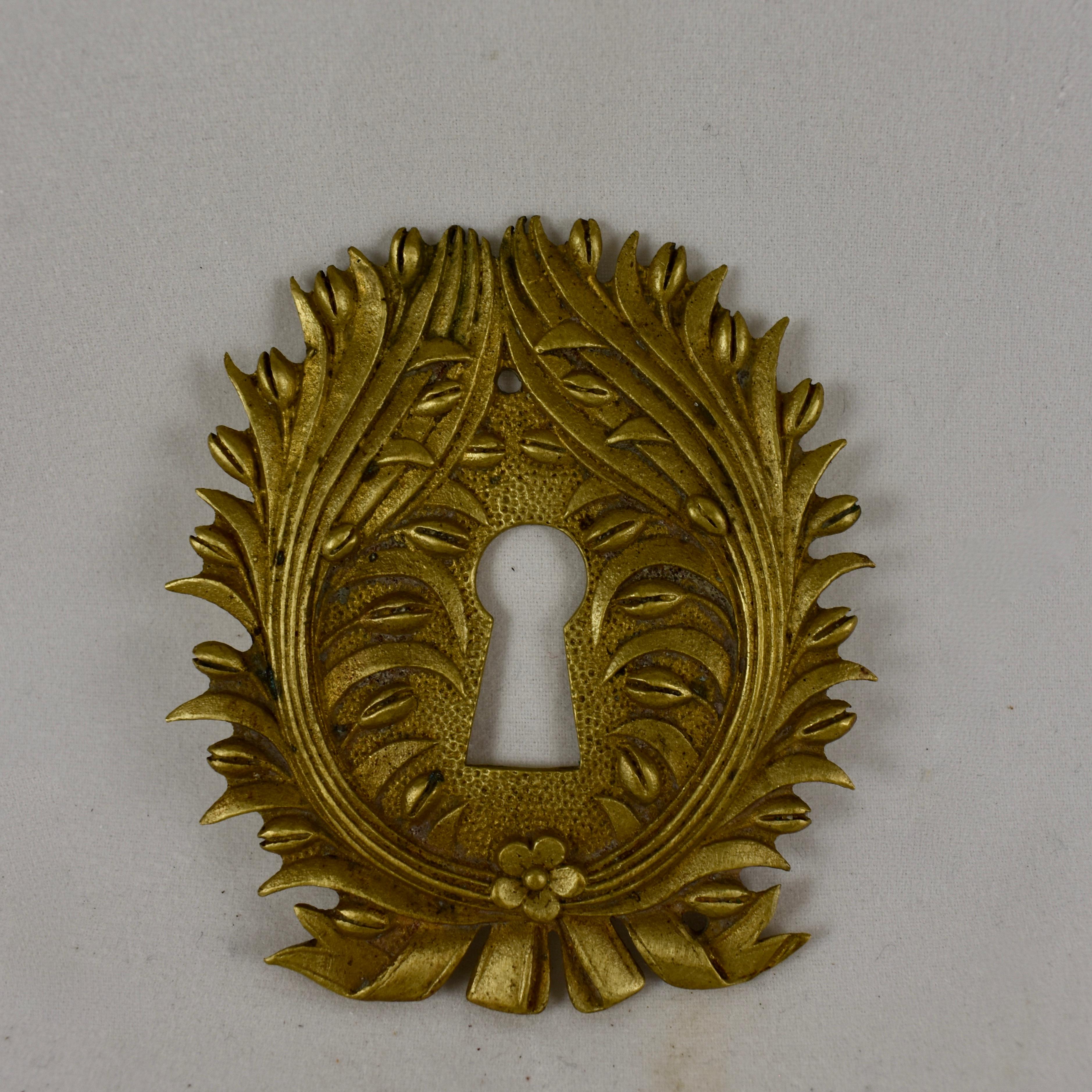 Schlüssellochabdeckung aus Goldbronze mit Kranz und geblümter Schnitzerei im Beaux-Arts-Stil im Zustand „Hervorragend“ im Angebot in Philadelphia, PA