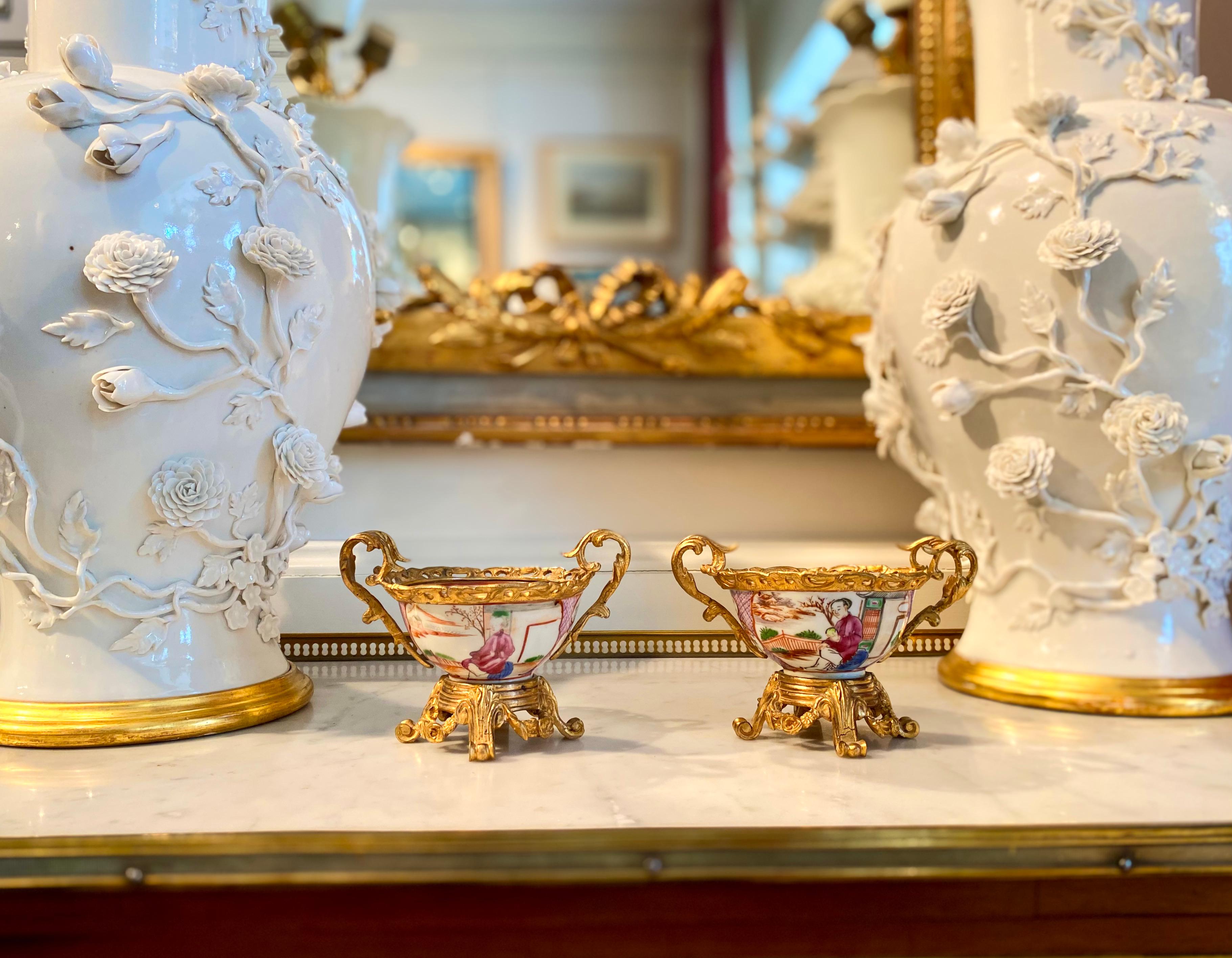 Paire de tasses à thé chinoises montées en bronze doré, Louis XV, XVIIIe siècle. À une époque où la France était éprise de tout ce qui était oriental, la porcelaine chinoise fine était souvent montée dans du bronze doré, et les récipients décoratifs