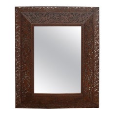 Miroir français à cadre en bois sculpté et orné