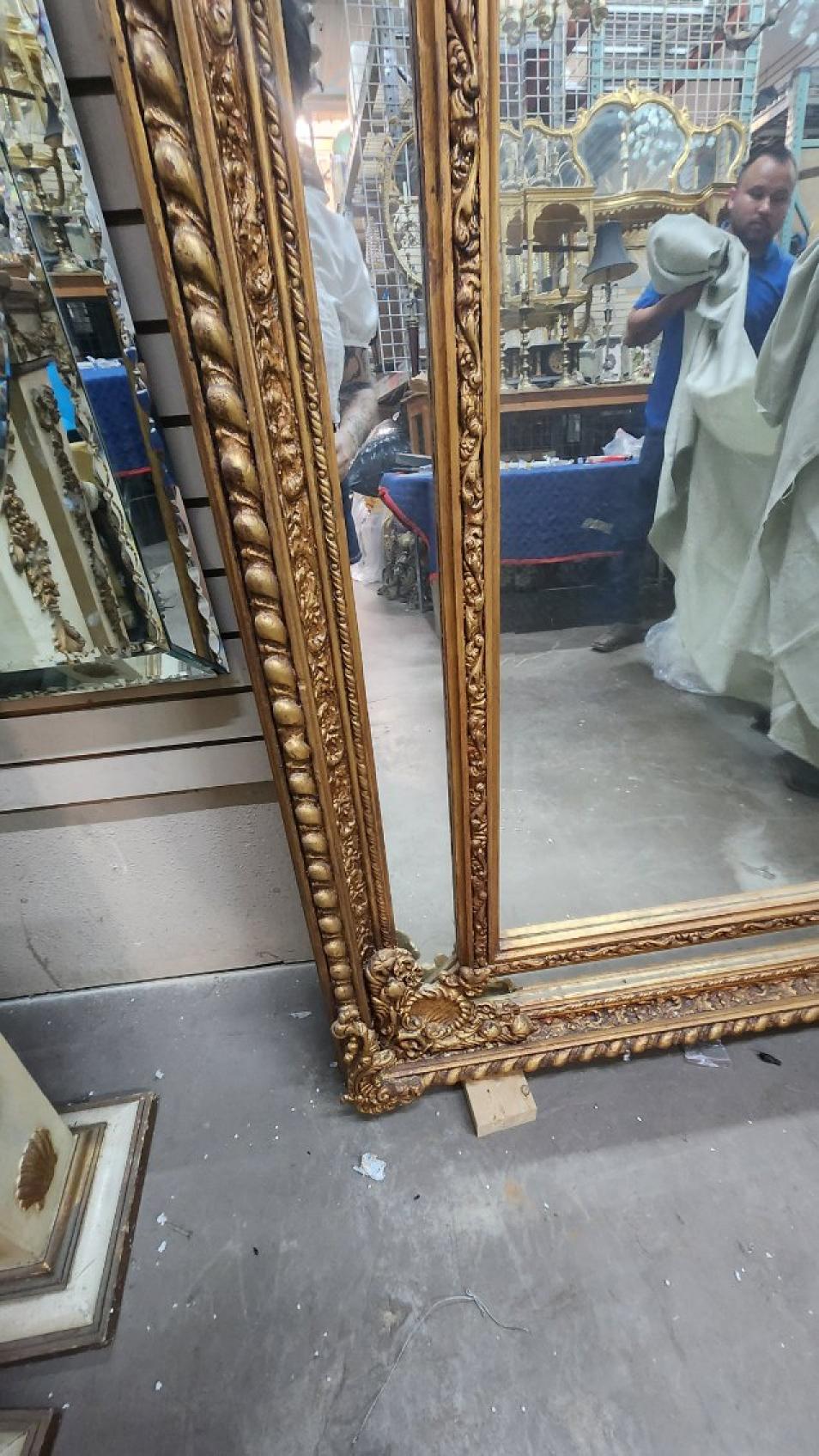 Magnifique miroir français mesurant plus de 7 pieds de haut. C'est un miroir de sol comme indiqué sur les photos, mais vous pouvez toujours ajouter des crochets et le suspendre si nécessaire. Vous pouvez voir la qualité de l'artisanat. La feuille
