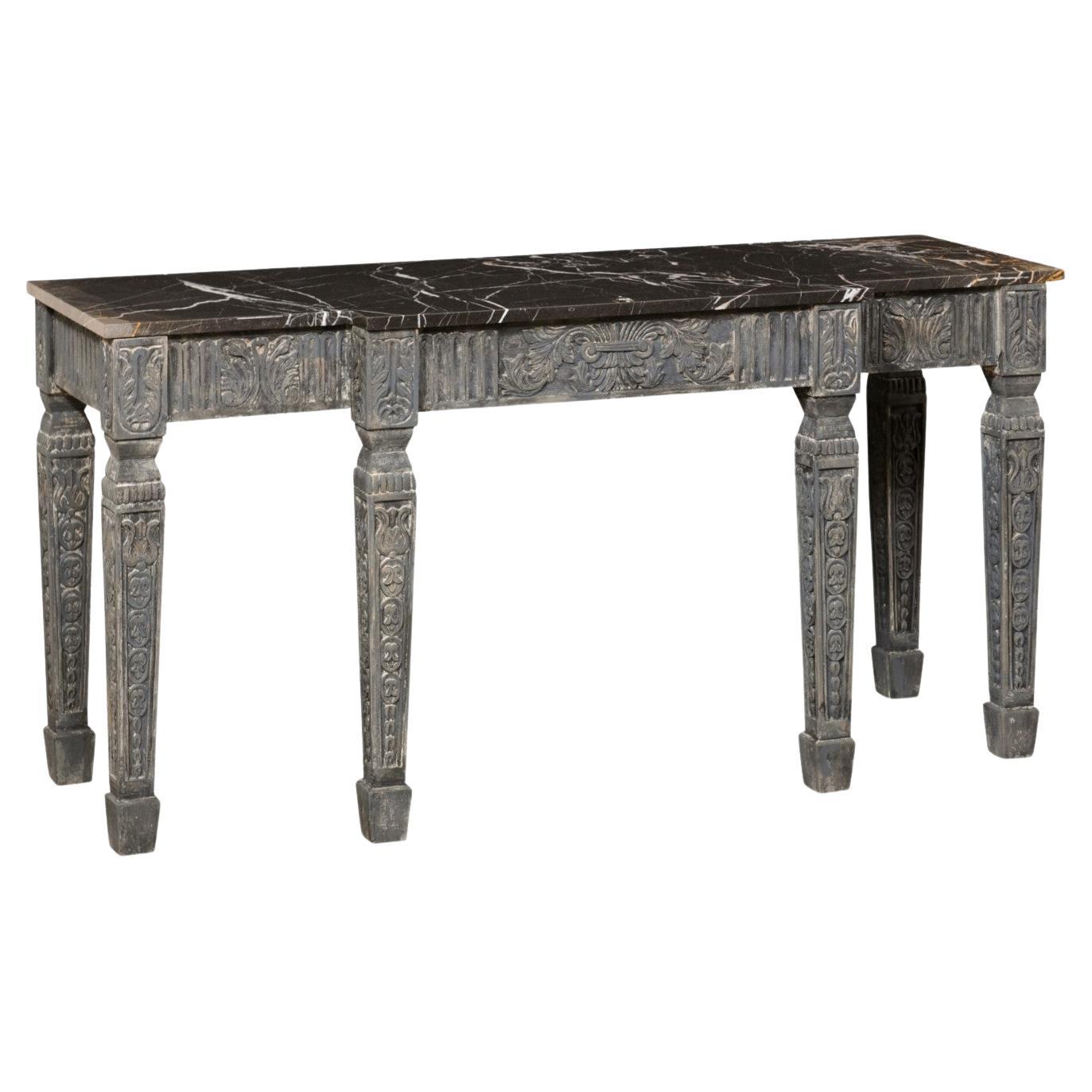 Table console française sculptée avec plateau en marbre et façade peu profonde