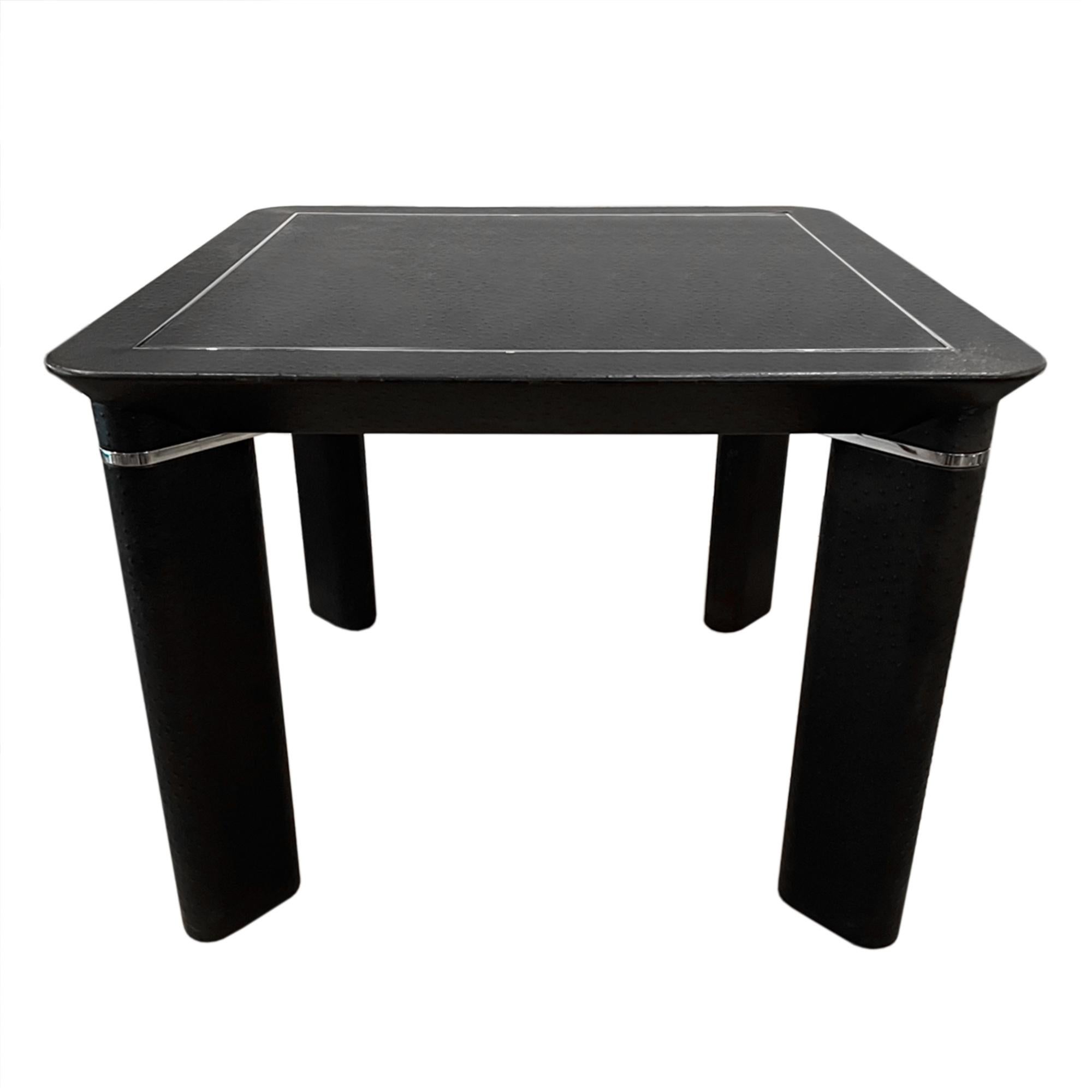 Mesa de cartas de piel de avestruz francesa con adornos cromados y portabebidas finales del siglo XX en venta