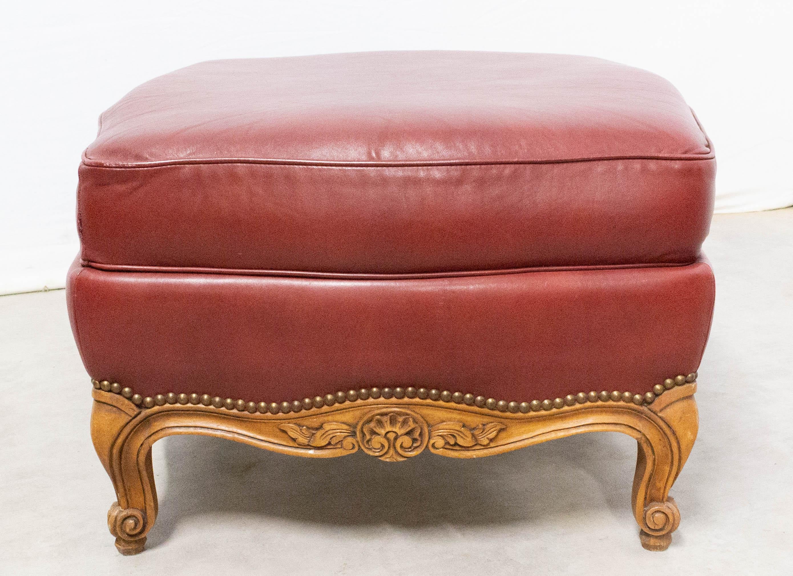 Pouf or ottoman, Louis XV style beech and red skai 
Good condition with minor marks of use
French midcentury


Shipping:
39/57/57 cm 13 kg.