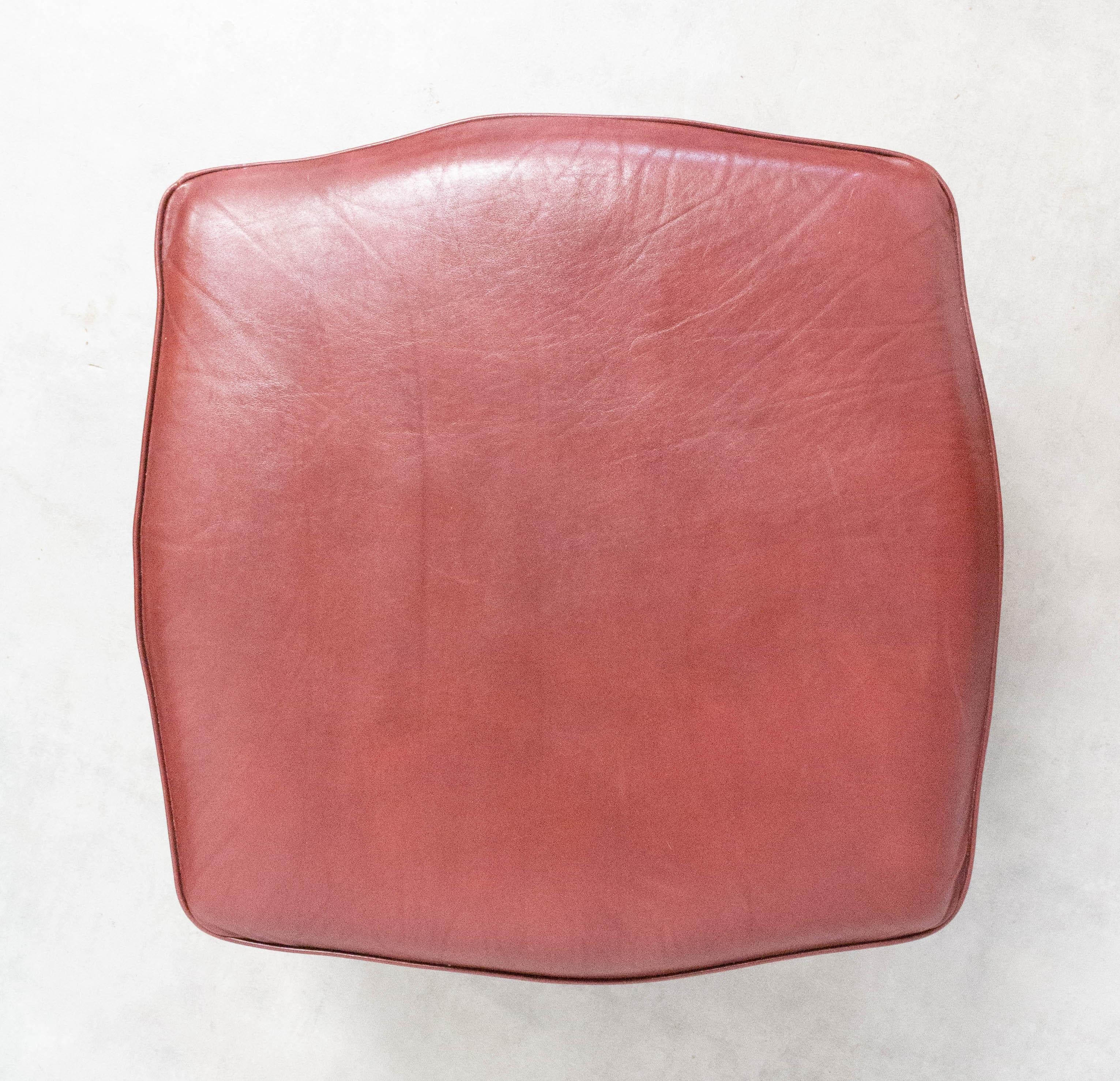 French Ottoman Pouf Beech and Red Skai Louis XV Style, circa 1960 For Sale 3