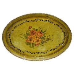 Französisches ovales Tôle-Tablett des 19. Jahrhunderts mit handgemaltem Blumenstrauß