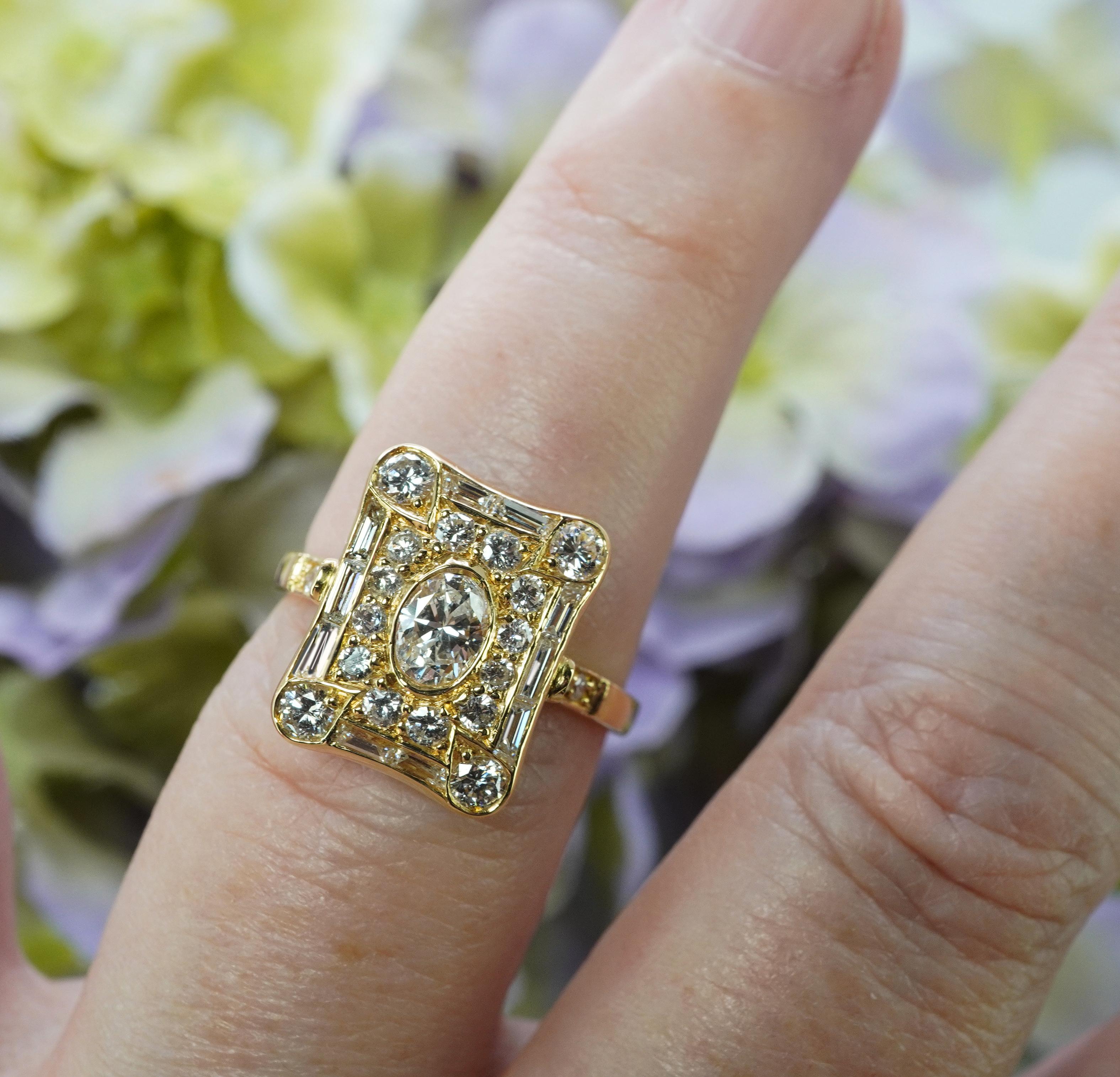 French Oval Baguette Diamond 18K Gold Picture Frame Ring Vintage Estate In Good Condition In Brambleton, US