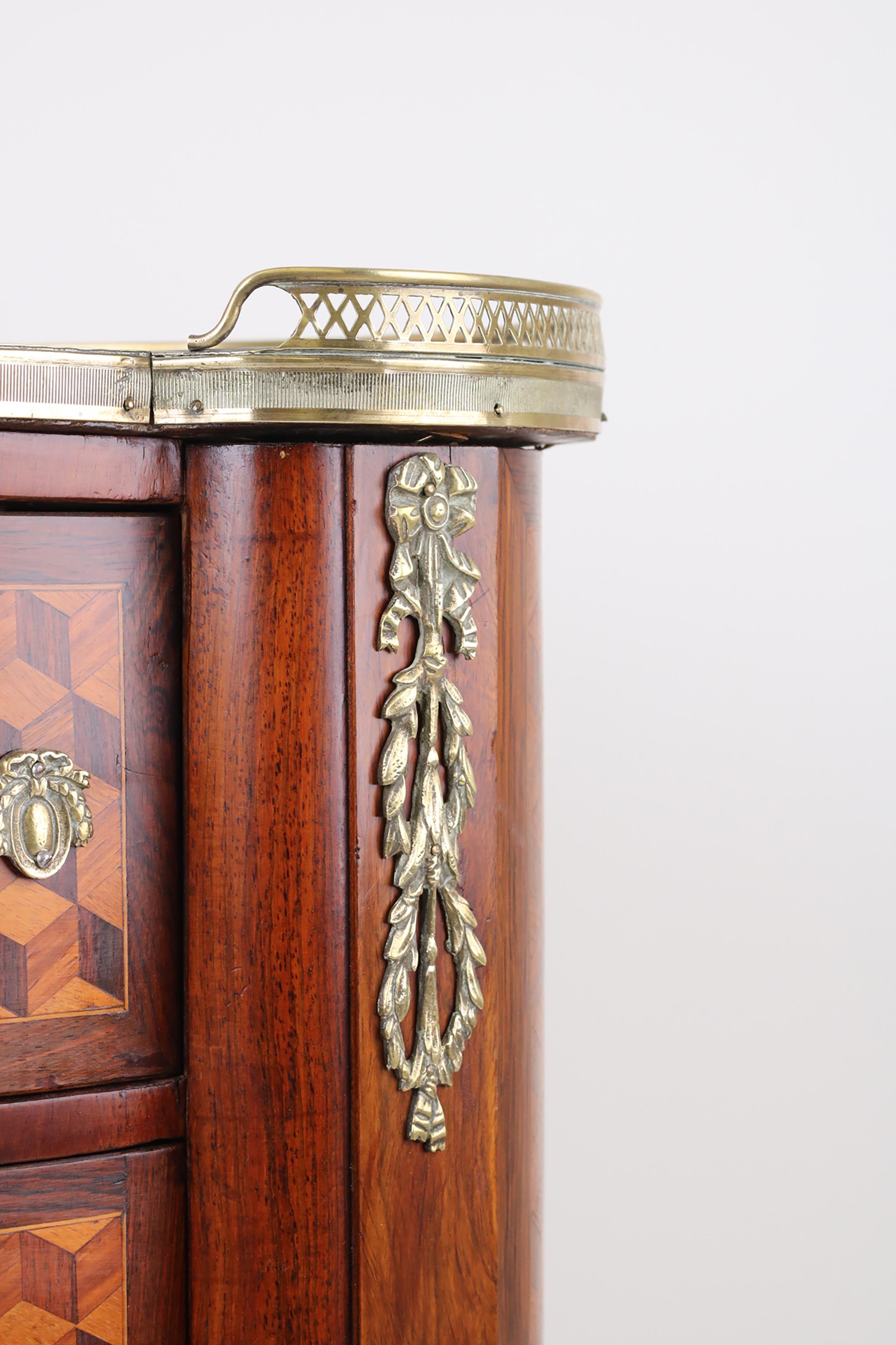 Commode de chevet ovale - Style de transition entre Louis XV et Louis XVI en vente 3