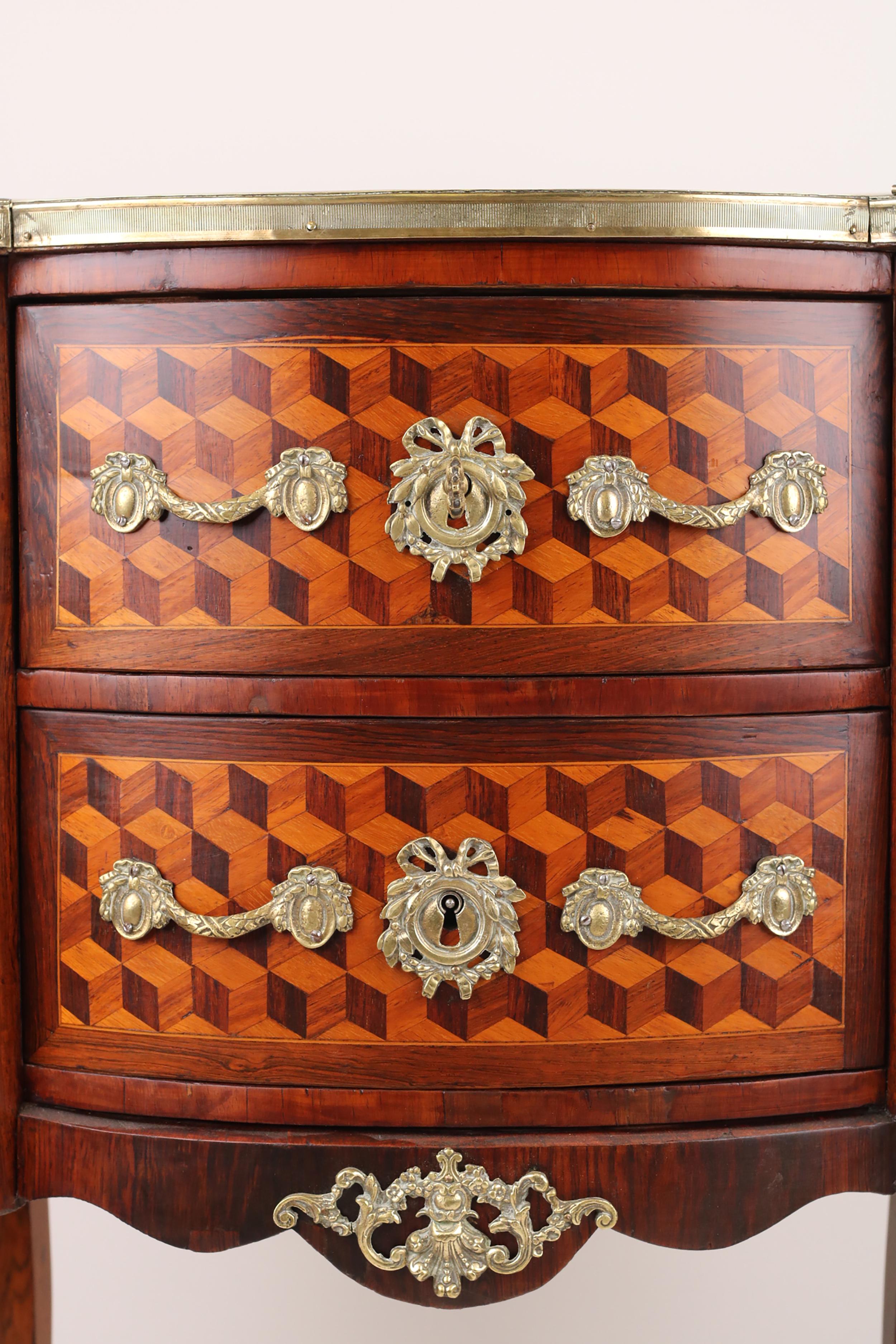 Commode de chevet ovale - Style de transition entre Louis XV et Louis XVI en vente 4