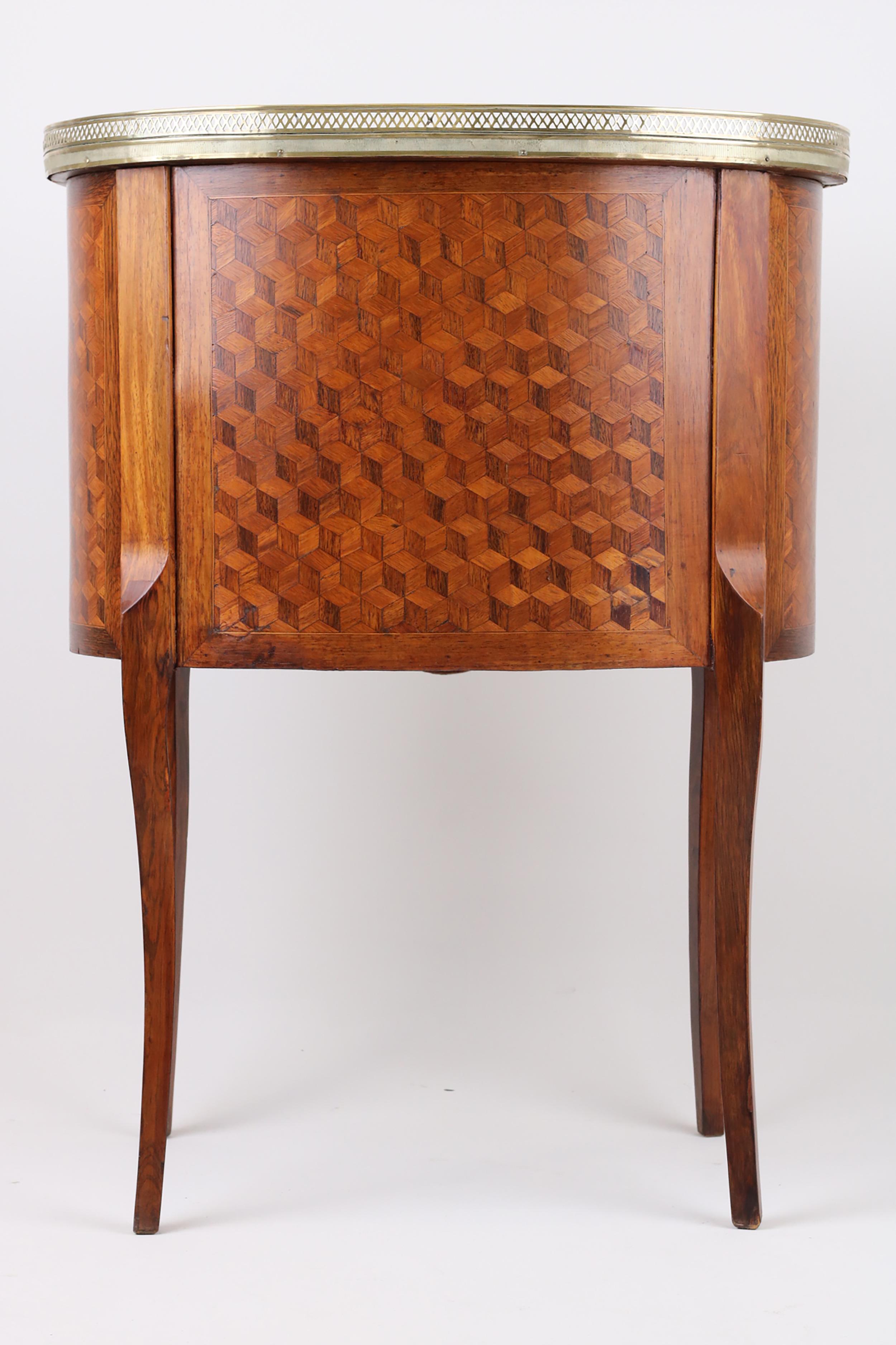 Commode de chevet ovale - Style de transition entre Louis XV et Louis XVI en vente 5