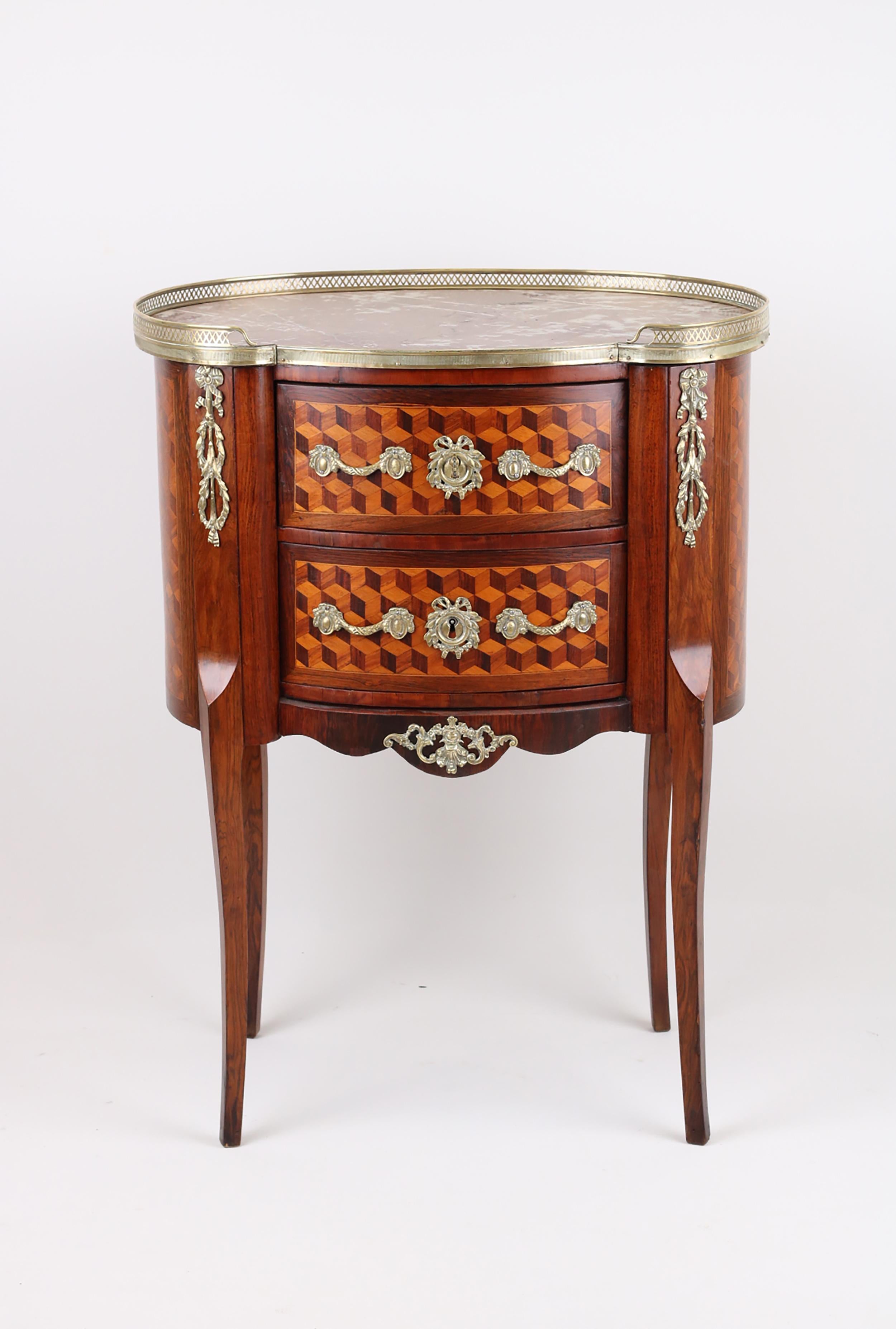 Commode de chevet ovale - Style de transition entre Louis XV et Louis XVI en vente 7