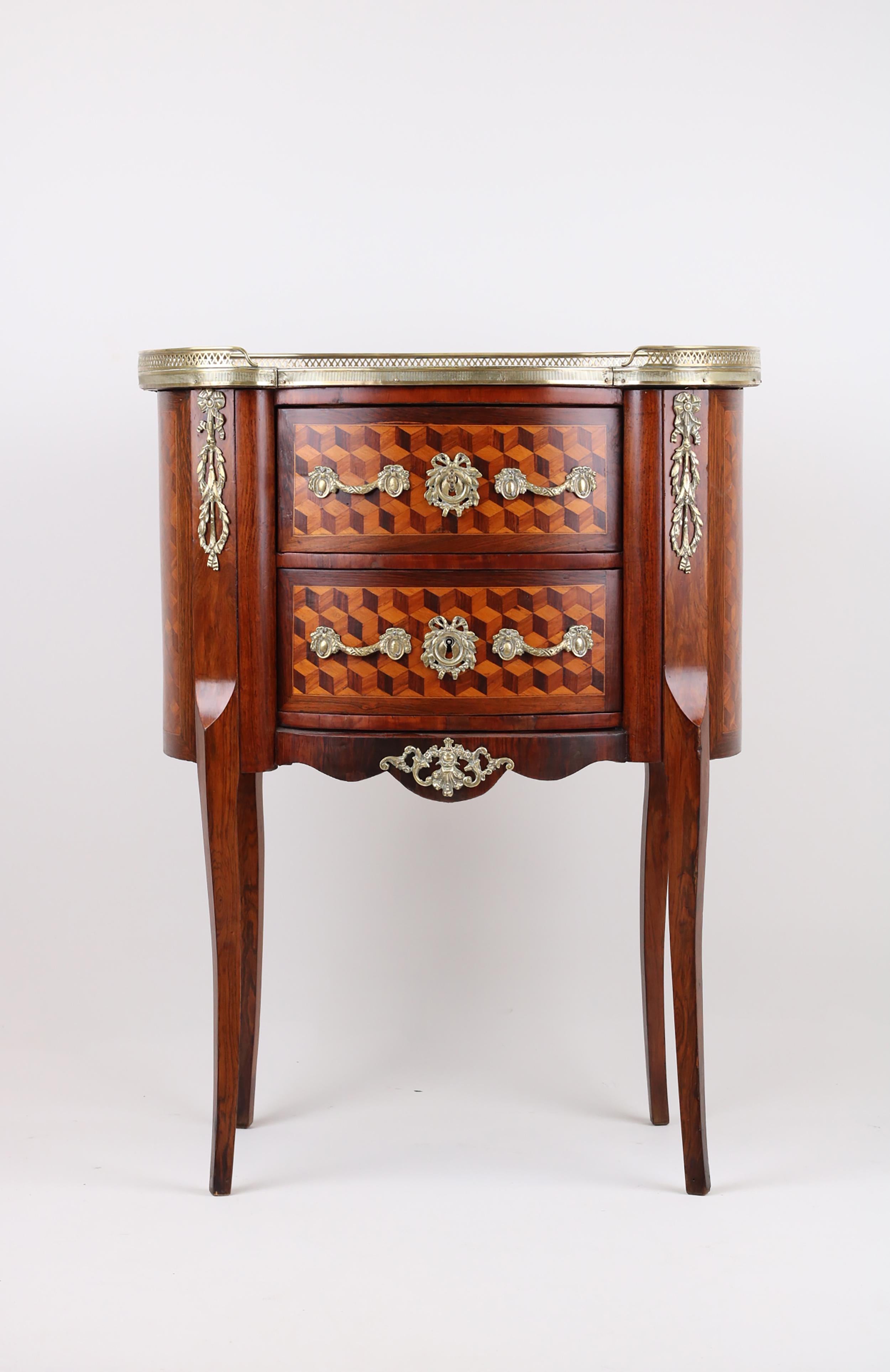 Français Commode de chevet ovale - Style de transition entre Louis XV et Louis XVI en vente