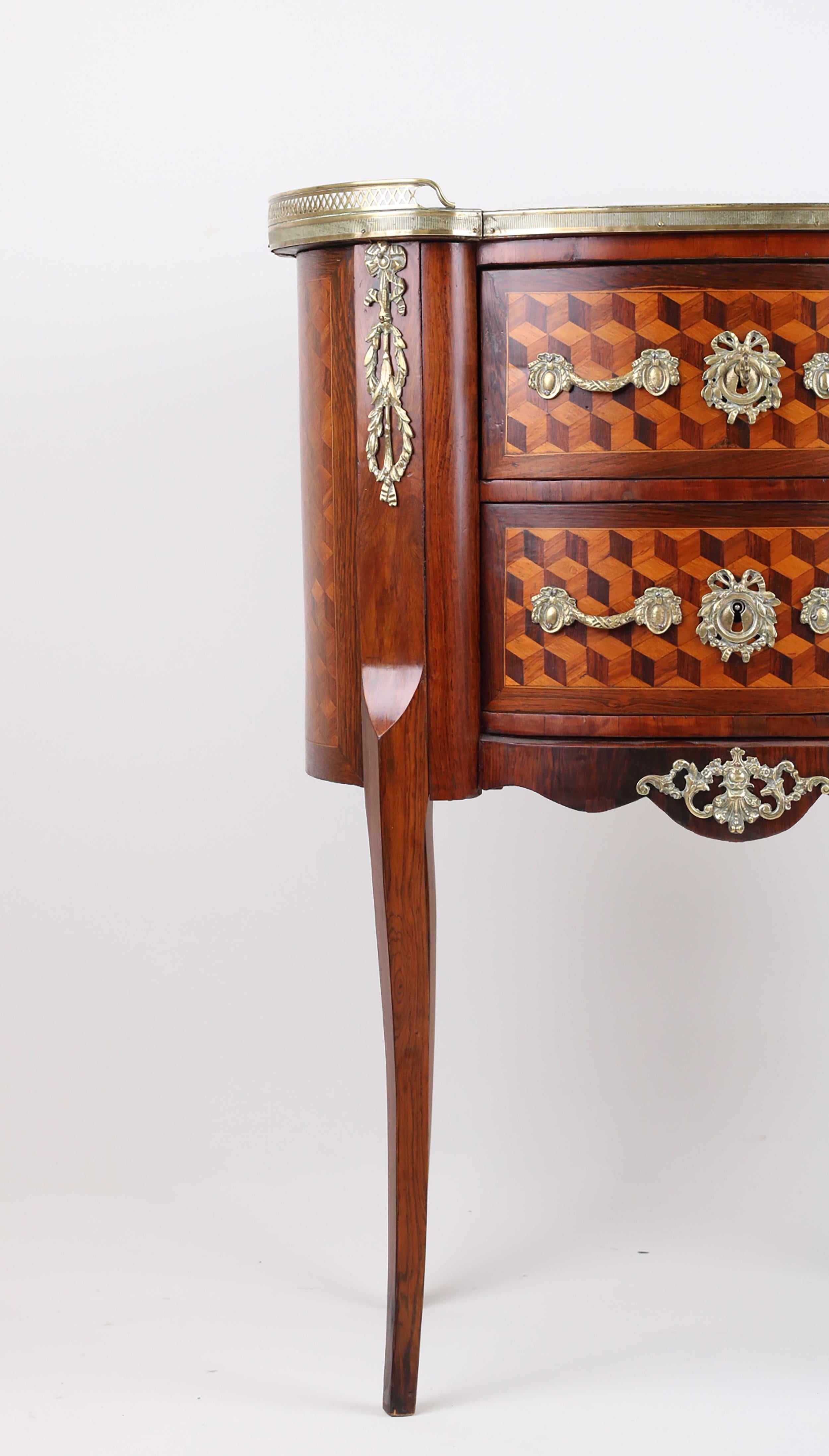 Effet bronze Commode de chevet ovale - Style de transition entre Louis XV et Louis XVI en vente
