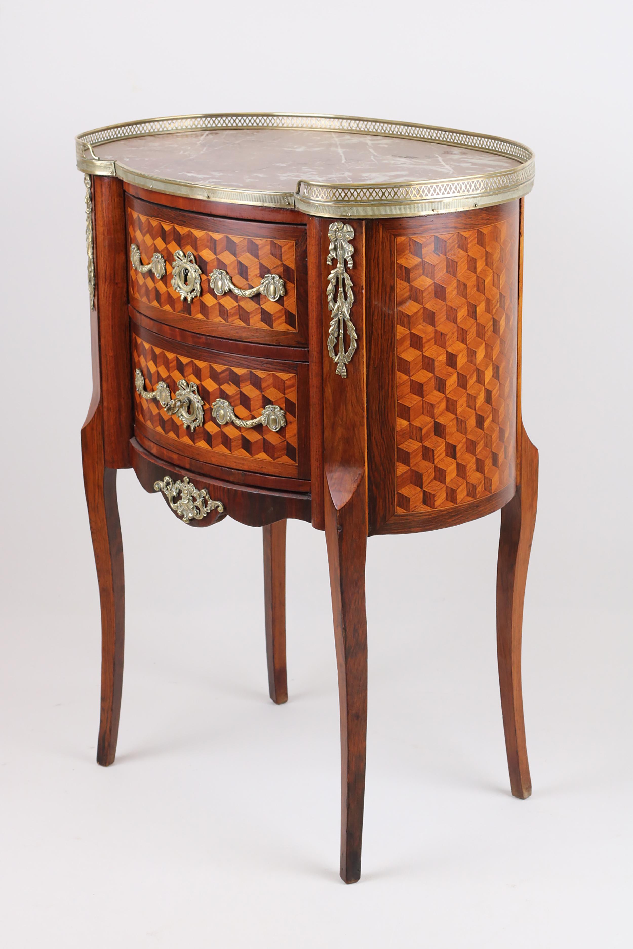 Fin du XIXe siècle Commode de chevet ovale - Style de transition entre Louis XV et Louis XVI en vente