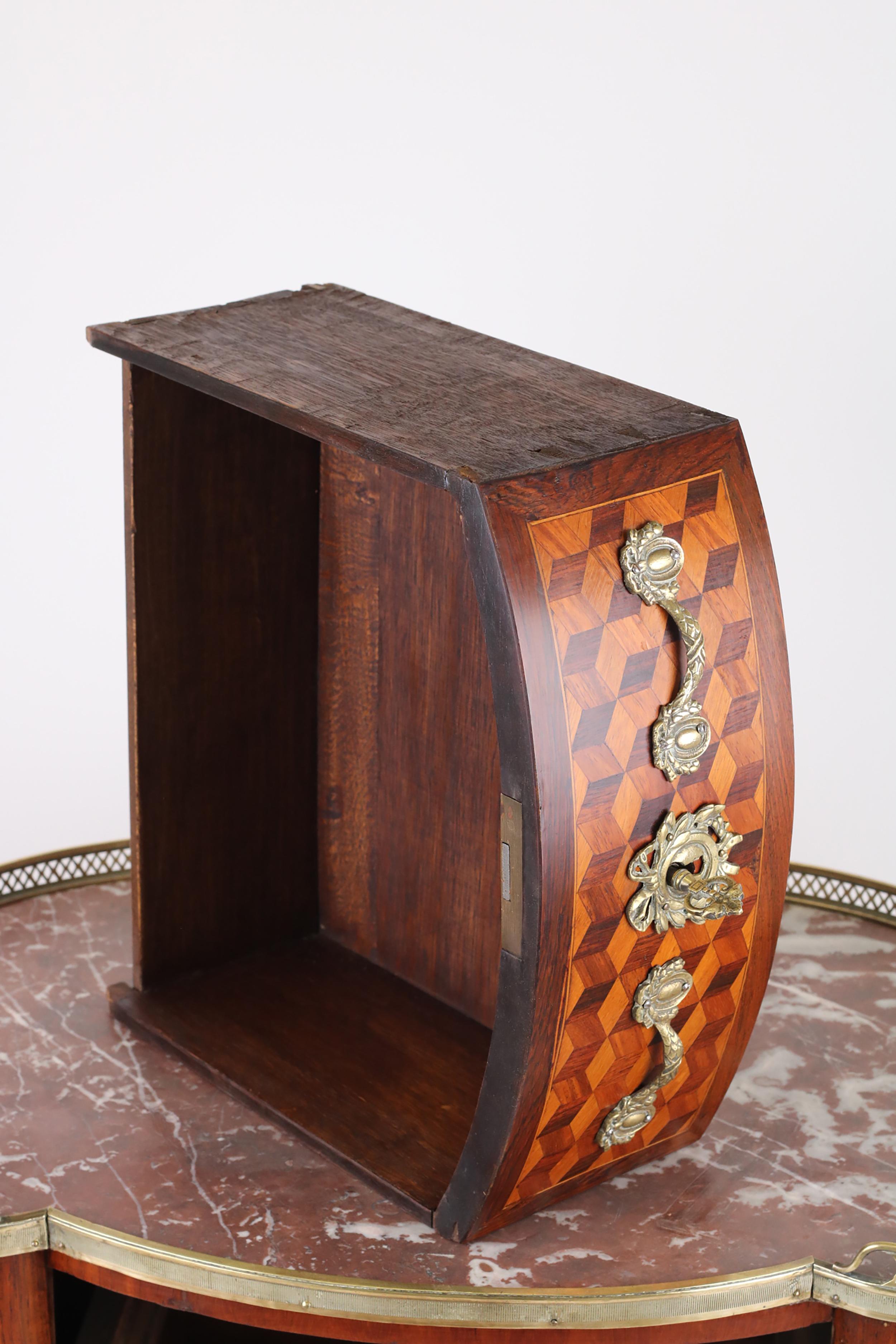 Commode de chevet ovale - Style de transition entre Louis XV et Louis XVI en vente 1