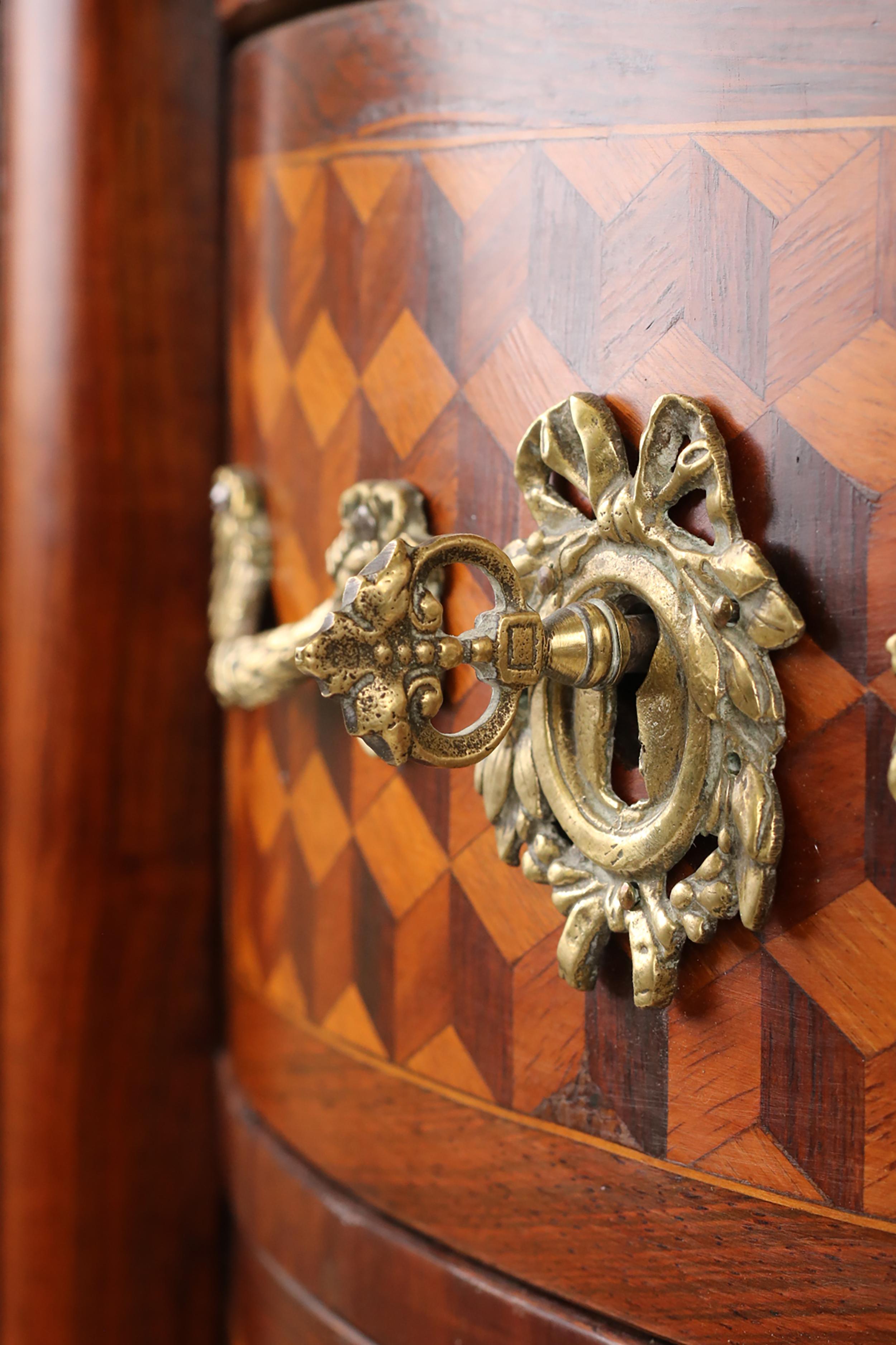 Commode de chevet ovale - Style de transition entre Louis XV et Louis XVI en vente 2