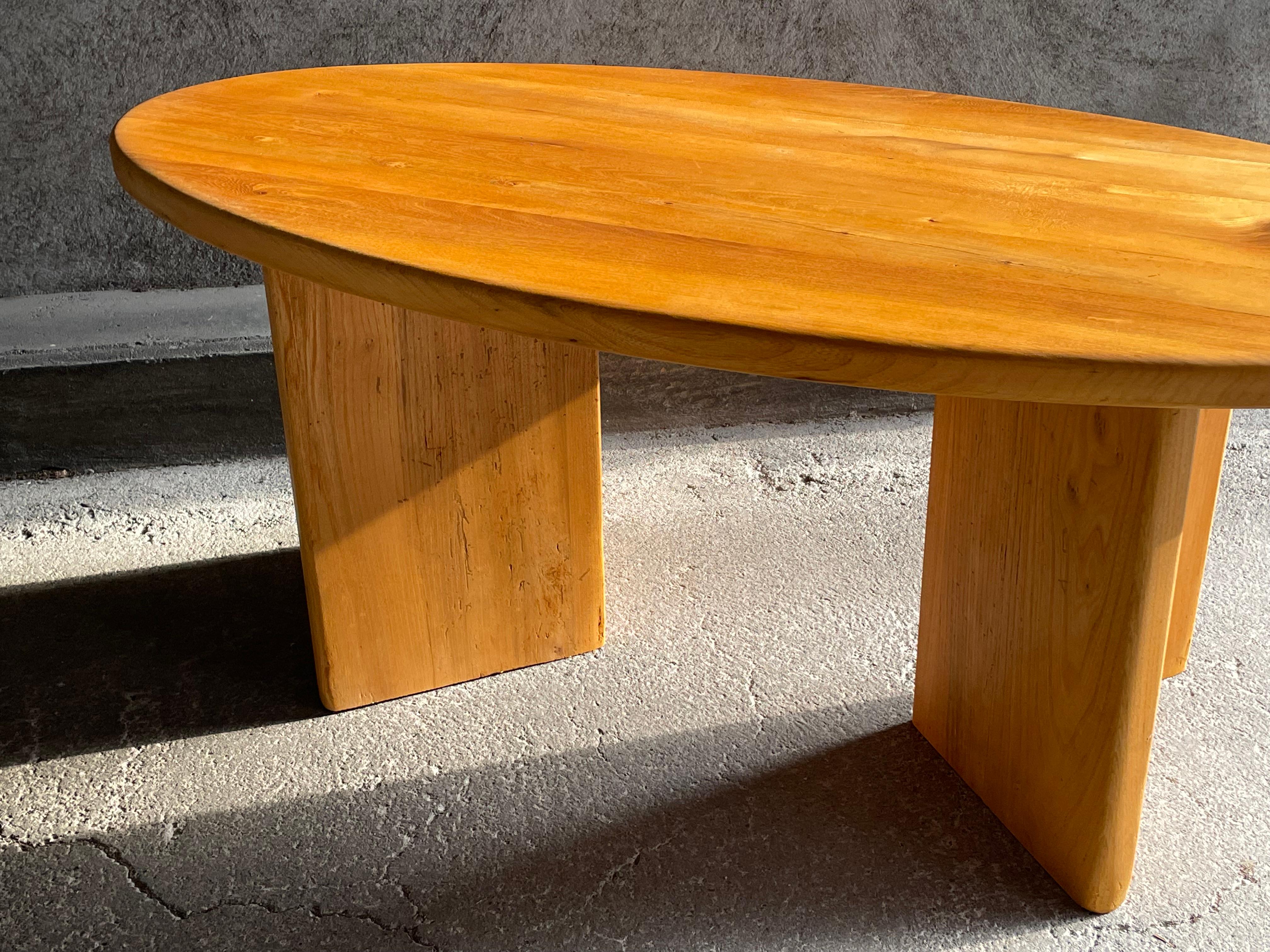 Table basse ovale française en orme, années 1960 en vente 4